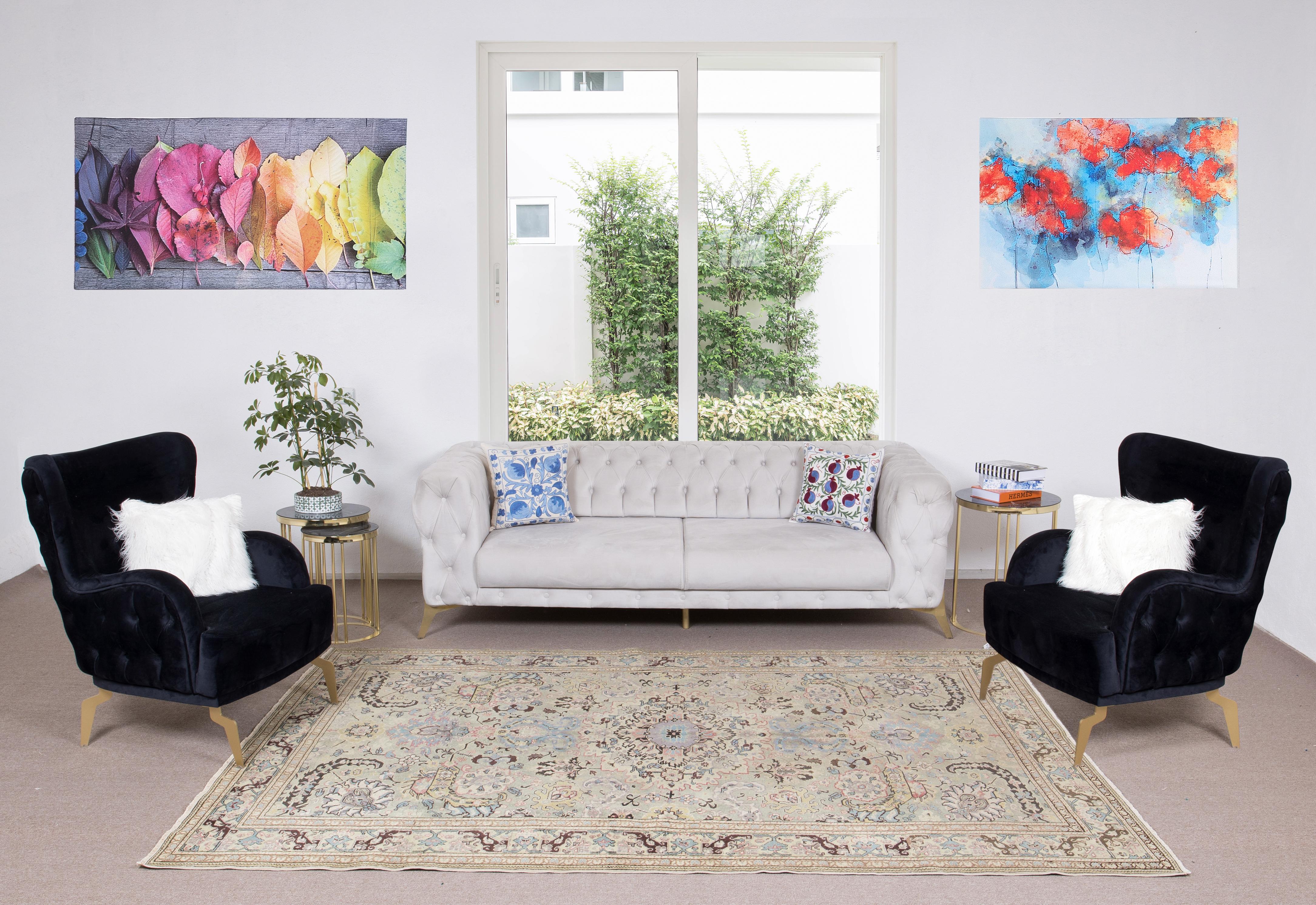 Ein handgeknüpfter zeitgenössischer türkischer Teppich.

Dieser moderne Teppich hat einen gleichmäßigen, mittelhohen Wollflor auf Wollbasis.

Es wird aus erstklassigen handgesponnenen Schafen und natürlichen Farbstoffen hergestellt, d.h. aus