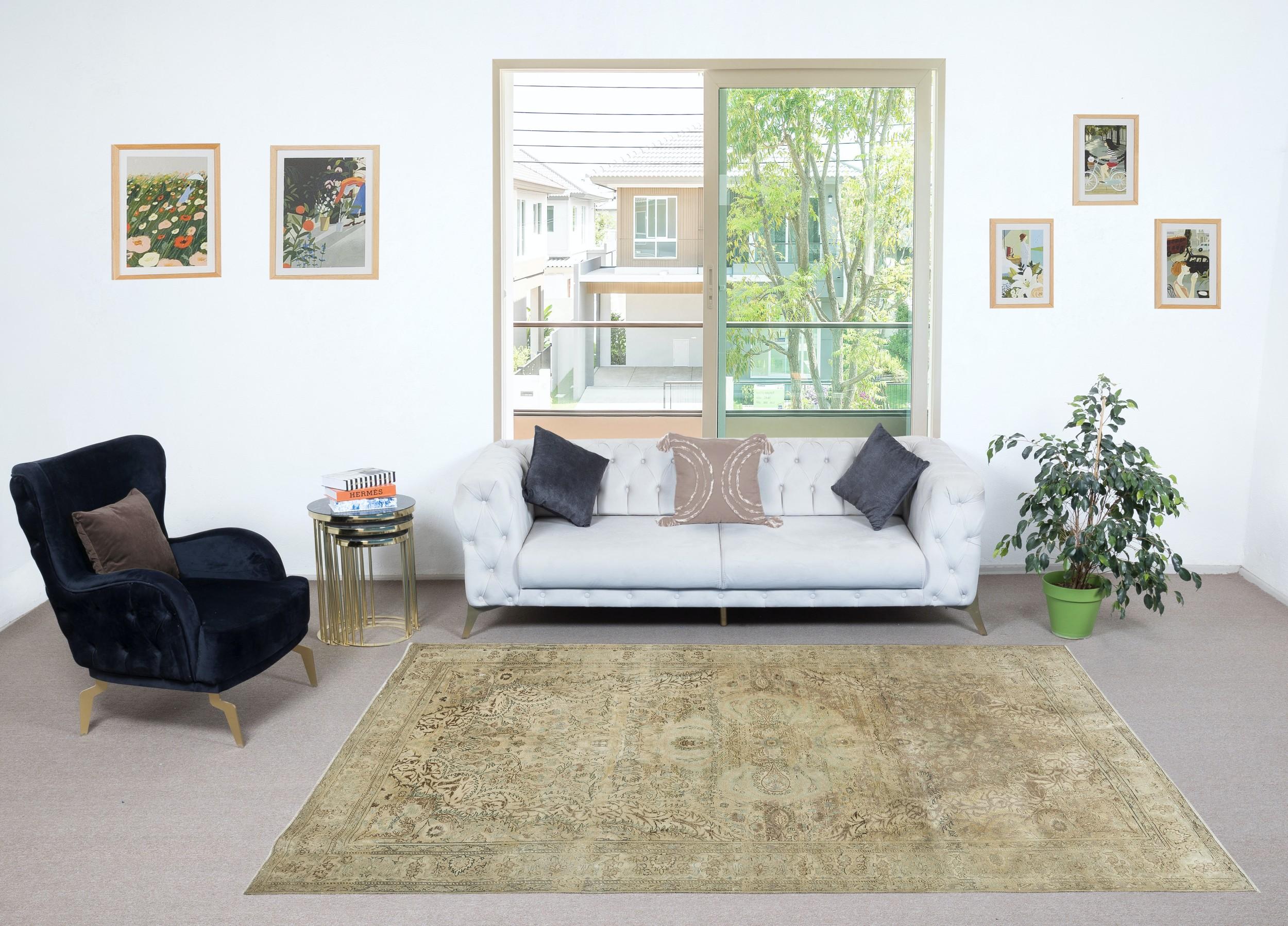 Aggiungi un tocco di eleganza senza tempo alla tua casa con questo tappeto turco vintage annodato a mano, realizzato al 100% in lana pregiata. Questo squisito pezzo cattura l'essenza dell'artigianato tradizionale dell'Anatolia, con motivi intricati