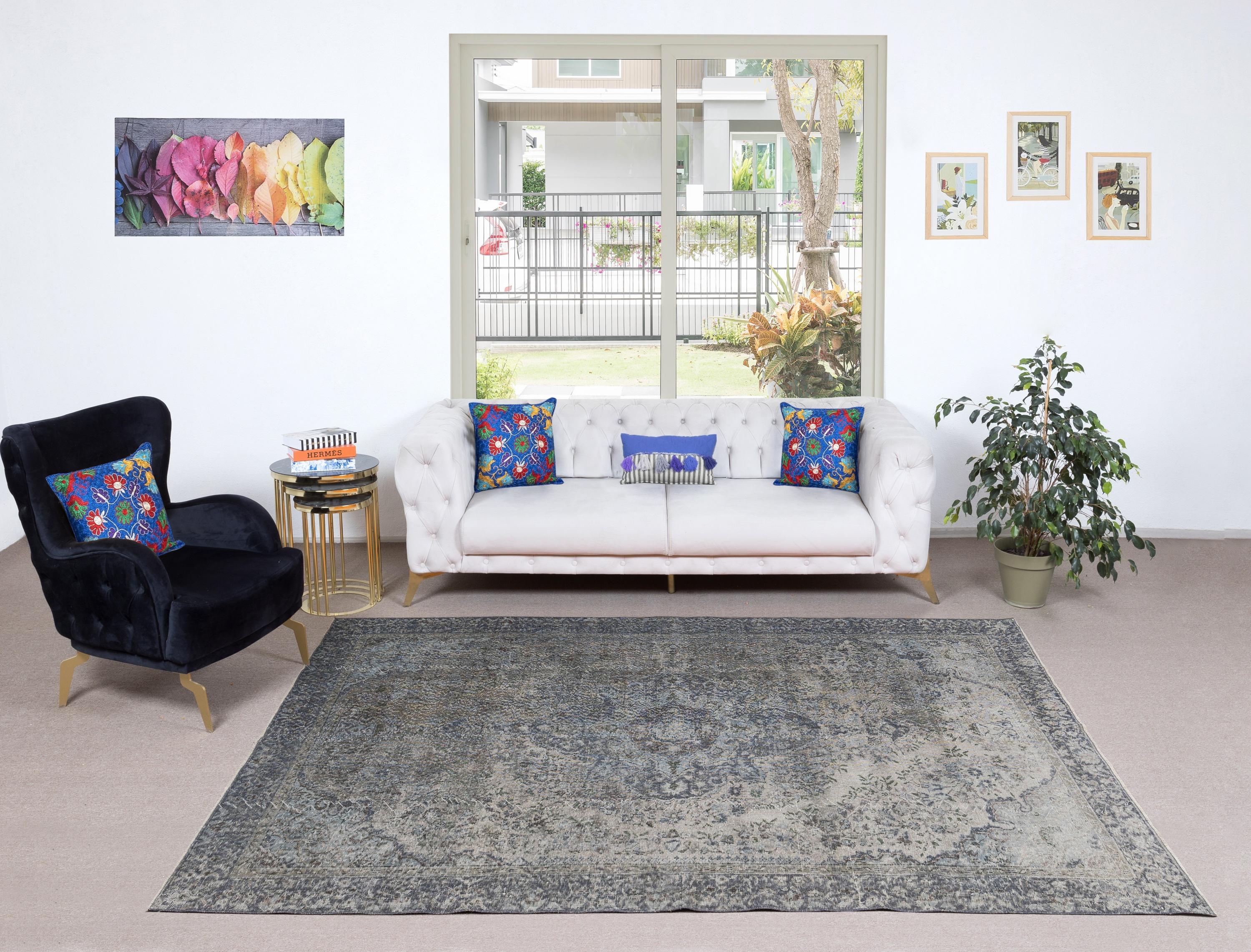 I nostri tappeti sovratinti sono tutti tappeti turchi vintage annodati a mano, accuratamente restaurati e reimmaginati nel nostro laboratorio per adattarsi a un'ampia gamma di stili di arredamento, da quello moderno e minimalista a quello costiero,