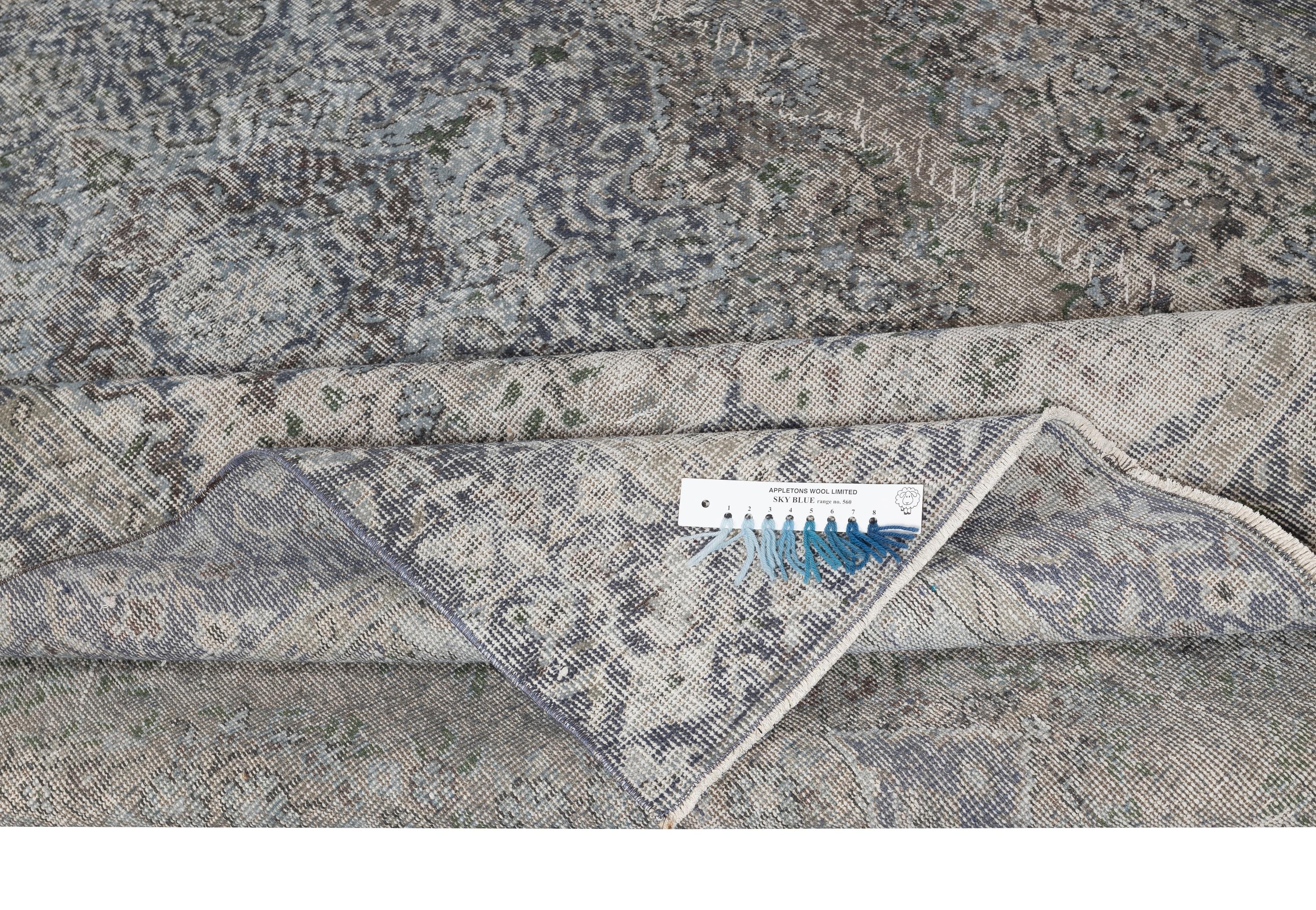 Moderno Tappeto turco vintage fatto a mano di 6,5x9,6 piedi sovratinto in blu per interni moderni in vendita