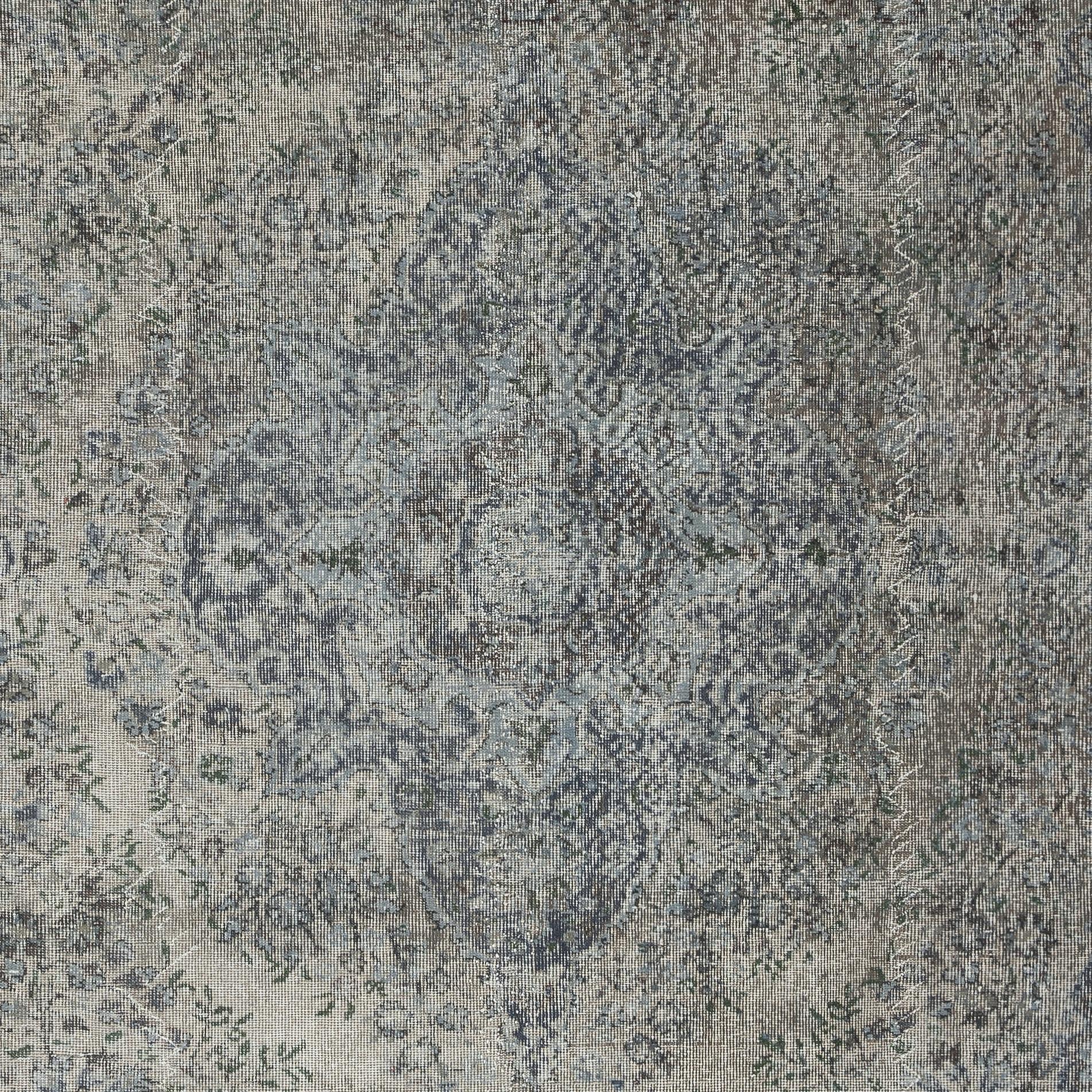 Turco Tappeto turco vintage fatto a mano di 6,5x9,6 piedi sovratinto in blu per interni moderni in vendita