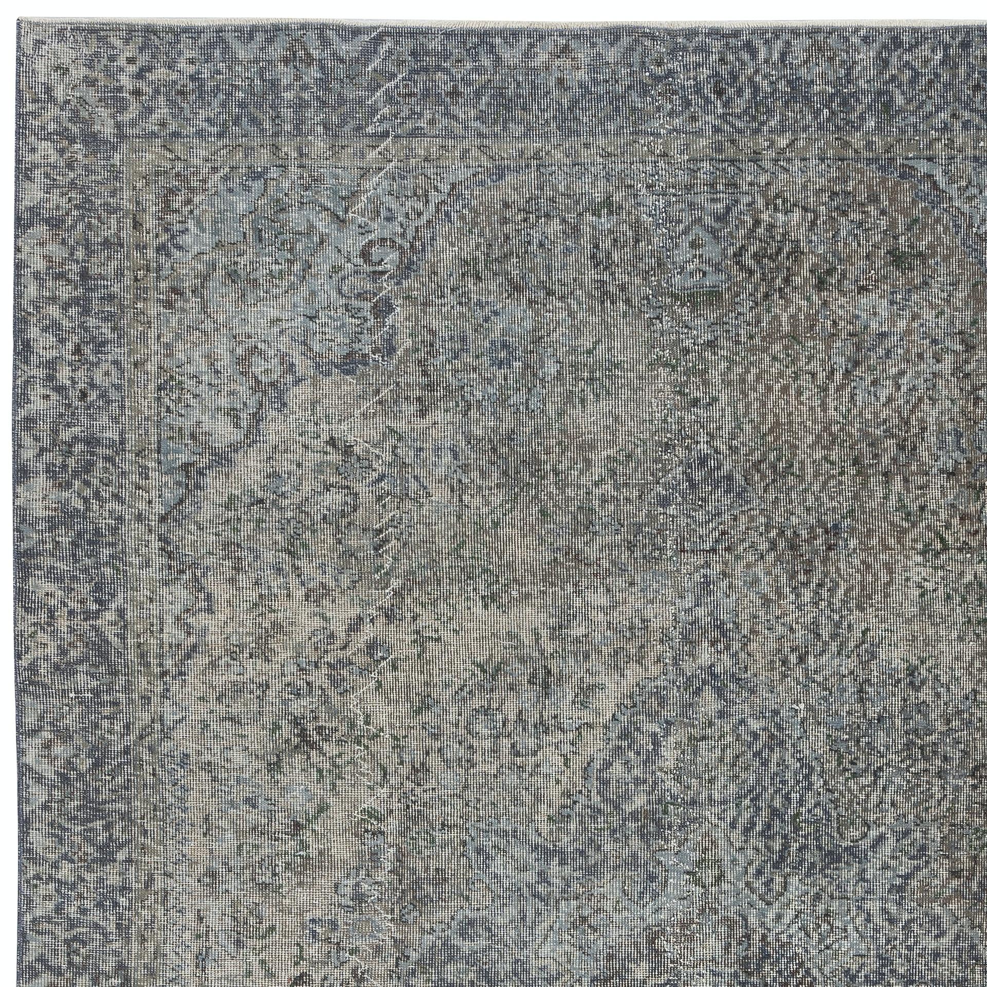 Annodato a mano Tappeto turco vintage fatto a mano di 6,5x9,6 piedi sovratinto in blu per interni moderni in vendita