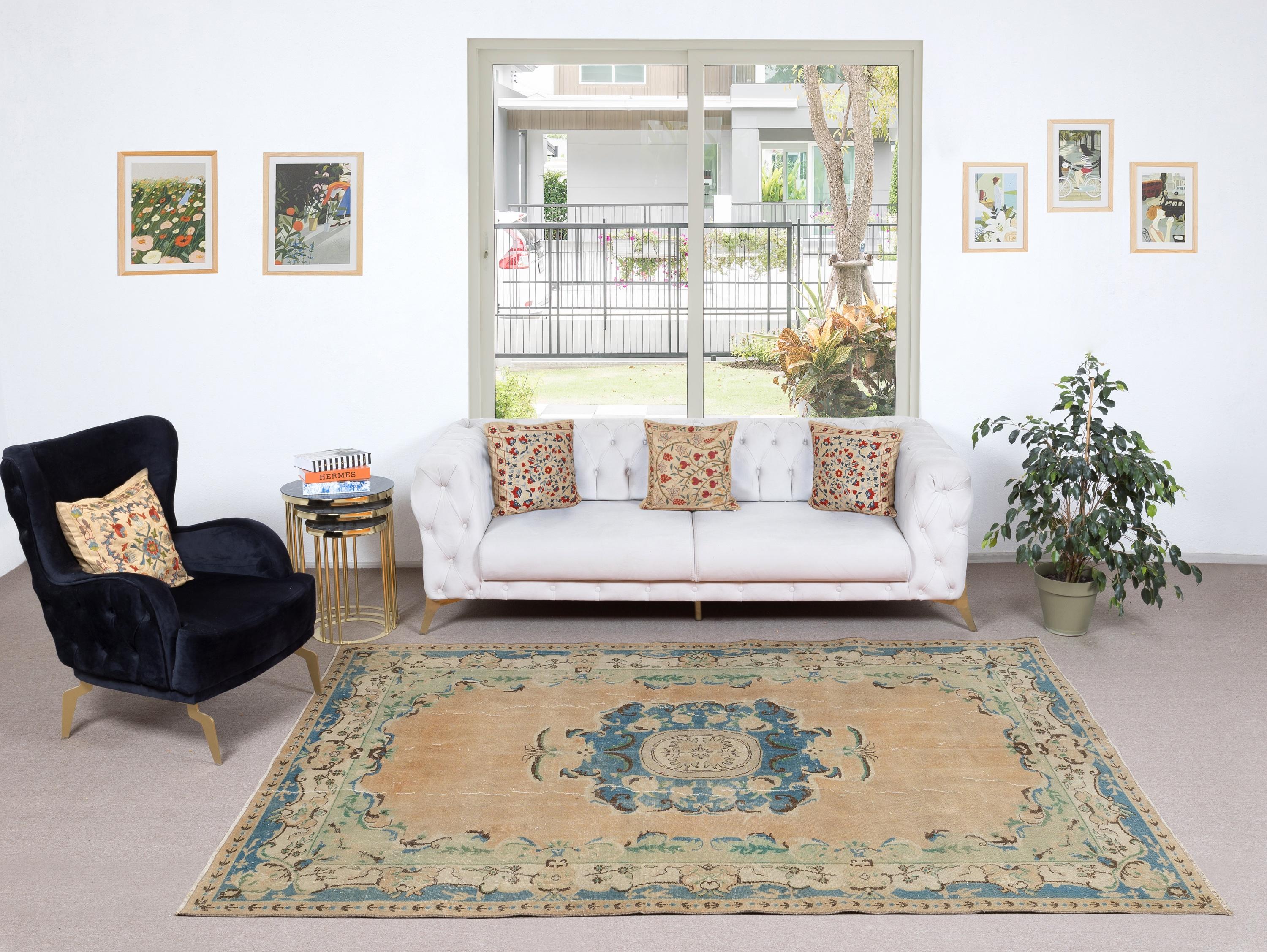 I nostri tappeti vintage sbiaditi dal sole sono tutti pezzi unici, annodati a mano e con 50-70 anni di storia. Ogni tappeto riflette la tradizione secolare della tessitura turca, mostrando un carattere unico fatto a mano e una bellezza senza