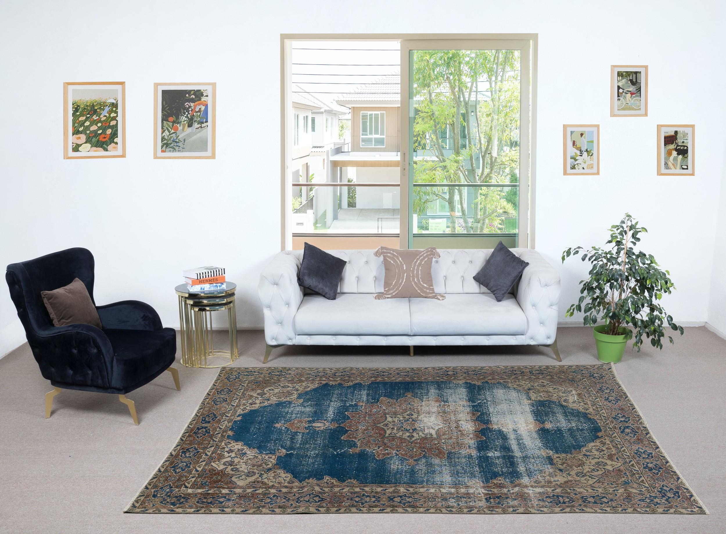 Infondi nella tua casa la bellezza senza tempo di questo tradizionale tappeto turco vintage fatto a mano, un capolavoro annodato a mano e realizzato con una lussuosa miscela di lana e cotone. Tessuto da abili artigiani con tecniche secolari, questo