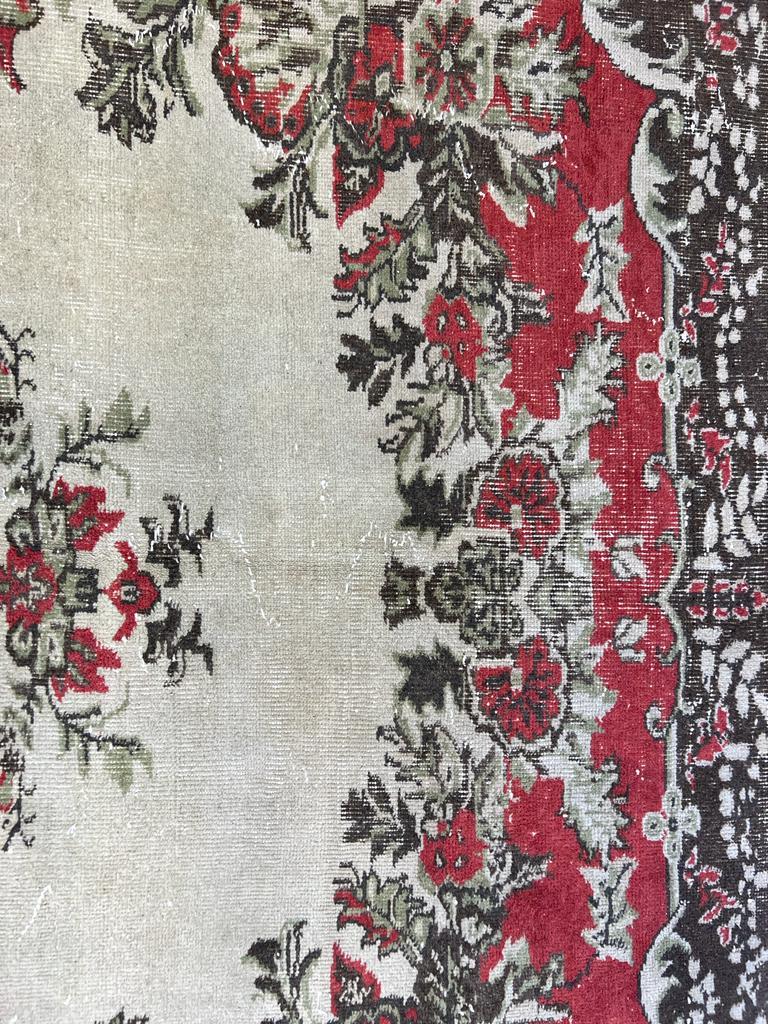 Handgefertigter türkischer Oushak-Teppich im Vintage-Stil mit floralem Medaillon-Design 6,5x9.7 Ft (Wolle) im Angebot