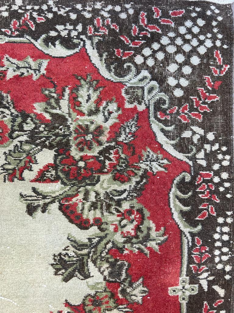 Handgefertigter türkischer Oushak-Teppich im Vintage-Stil mit floralem Medaillon-Design 6,5x9.7 Ft im Angebot 1
