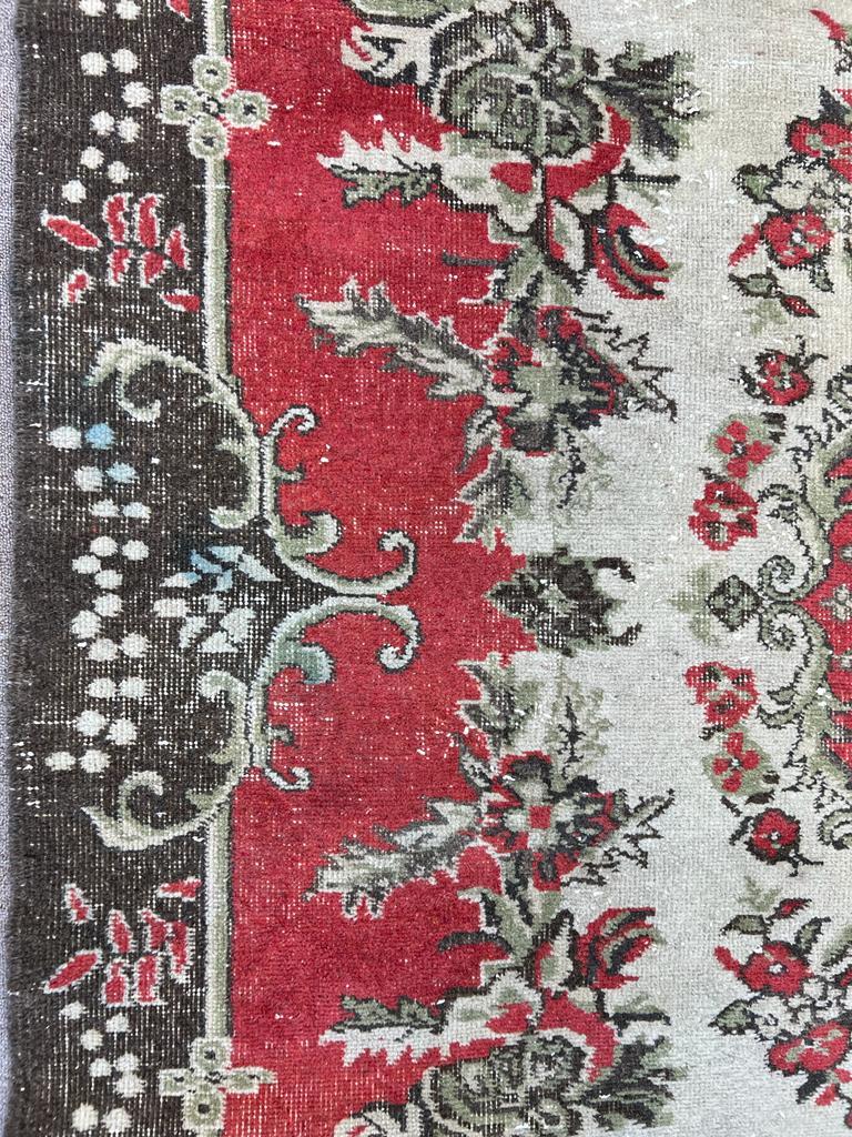 Handgefertigter türkischer Oushak-Teppich im Vintage-Stil mit floralem Medaillon-Design 6,5x9.7 Ft im Angebot 2