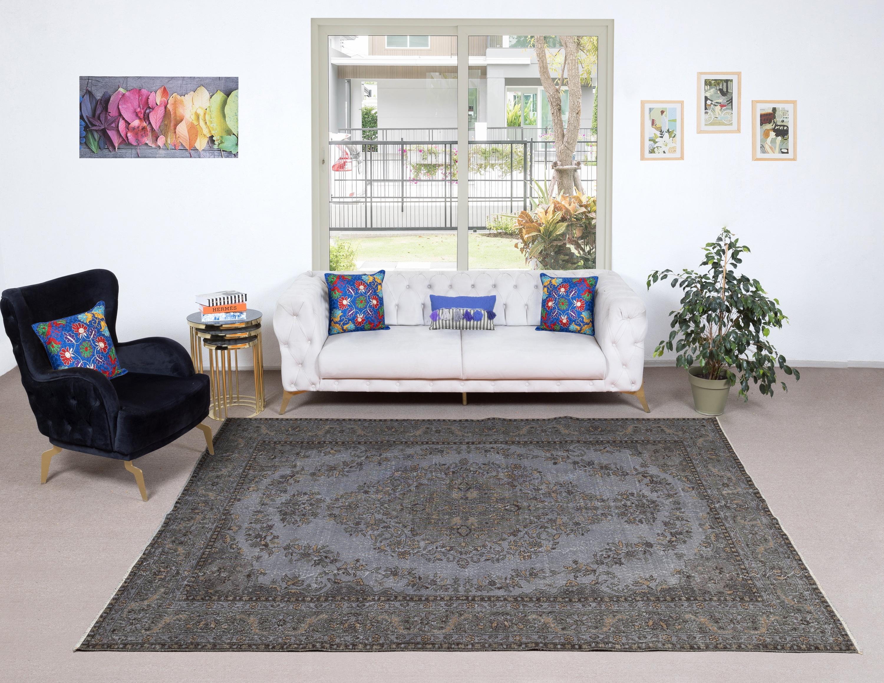 Unsere gefärbten Teppiche sind allesamt handgeknüpfte türkische Vintage-Teppiche, die in unserer Werkstatt sorgfältig restauriert und neu gestaltet wurden, damit sie zu einer breiten Palette von Einrichtungsstilen passen - von modern und