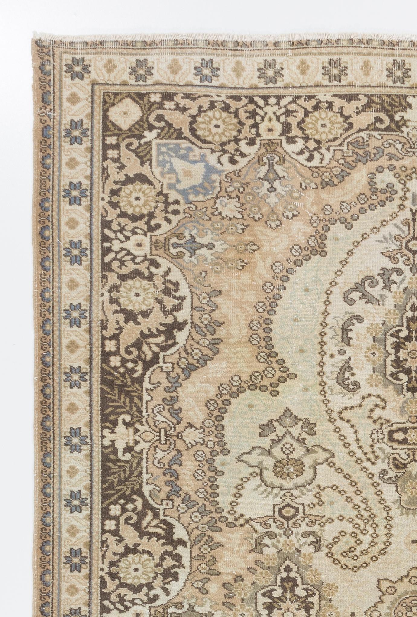 Ce tapis turc vintage des années 1950, finement noué à la main, présente un design élégant et des couleurs douces.
Le tapis a des poils de laine uniformément bas sur une base en coton. Il est lourd et repose à plat sur le sol, en très bon état et