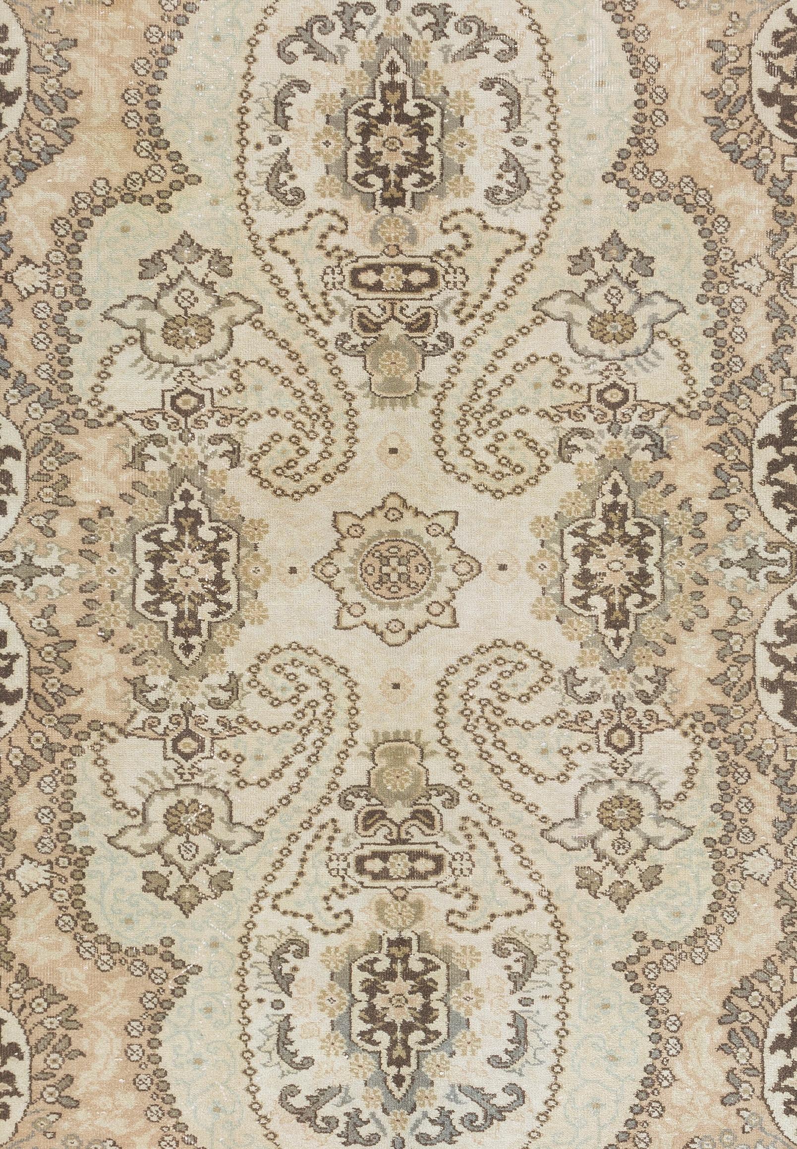 stanischer 6,5x9,8 Ft Teppich aus Wolle, handgeknüpft, sonnenverblasst im Zustand „Gut“ im Angebot in Spring Valley, NY