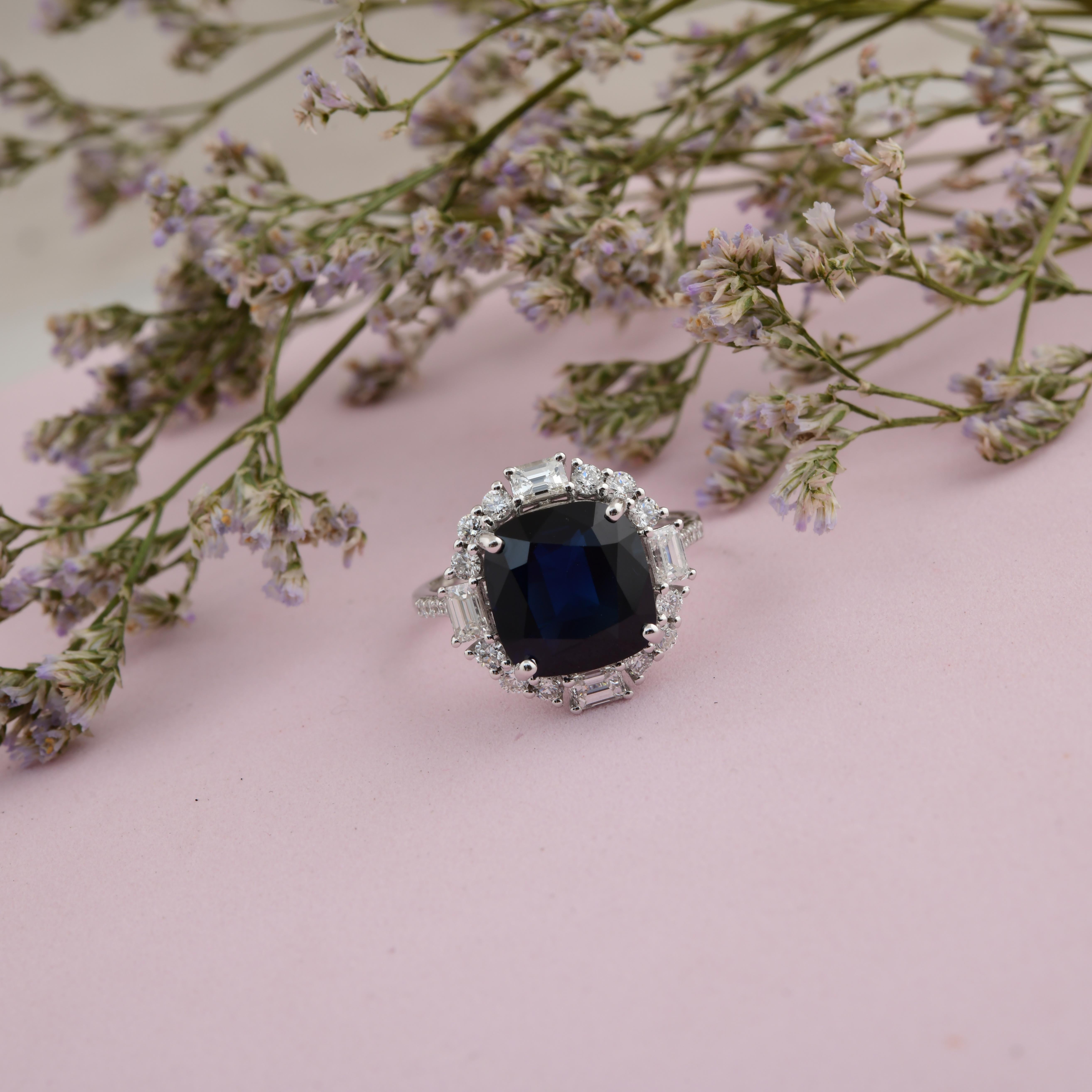 Moderno Anello da cocktail con zaffiro blu da 6,6 carati 1 carato di diamante SI/H in oro bianco 14 carati in vendita