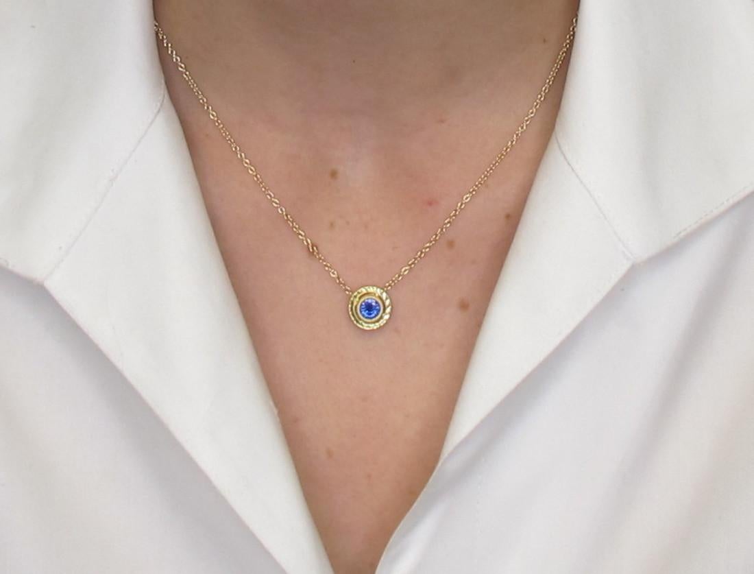 .66 Carat Royal Blue Sapphire 18 Karat Yellow Gold Hand Engraved Necklace In New Condition In Los Angeles, CA