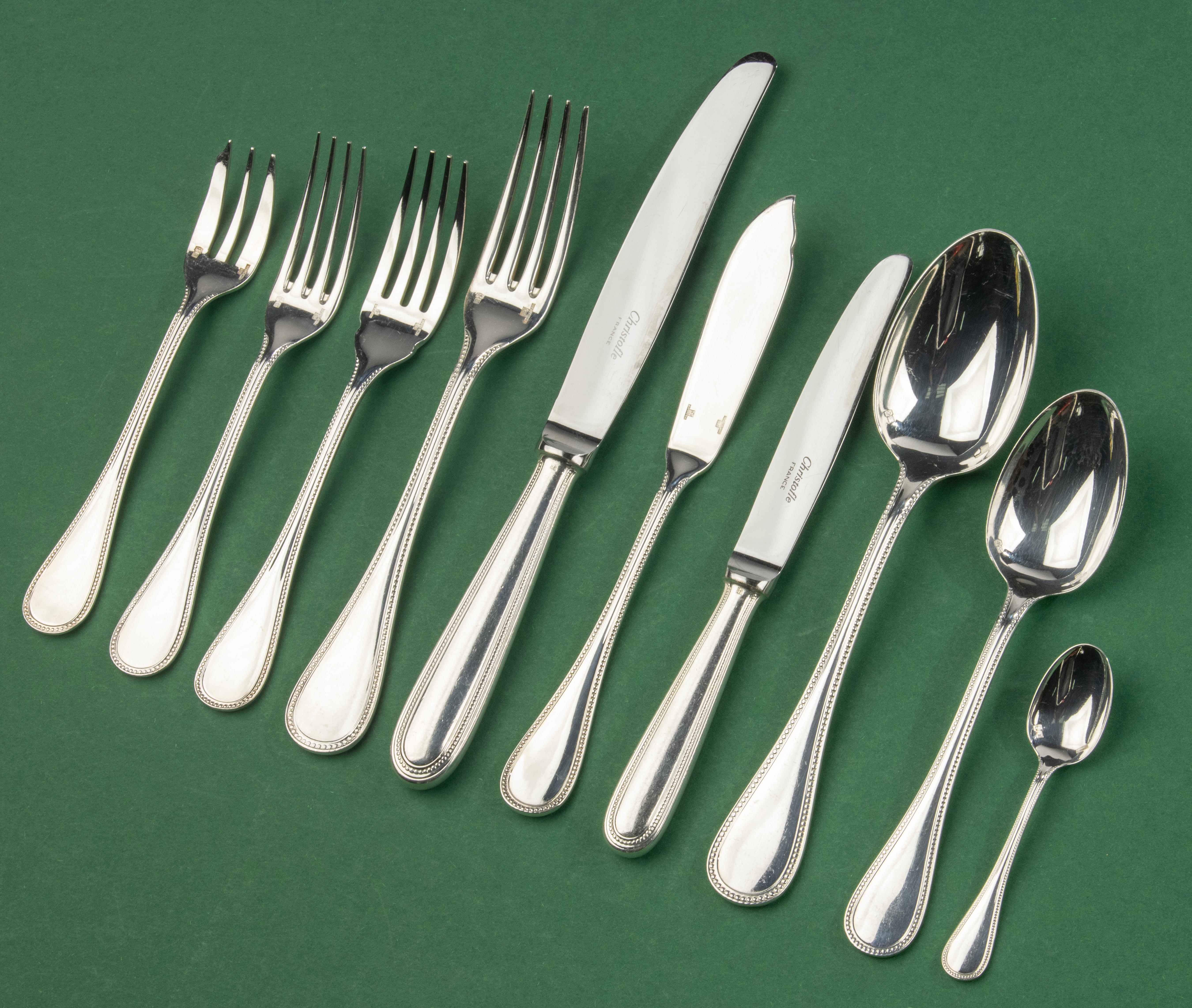 A beautiful silver-plated cutlery set, complete for six people, from the French brand Christofle.
The name of the model is Perles, a classic and timeless design, with a narrow pearl rim. The model has been made by Christofle for decades and is still