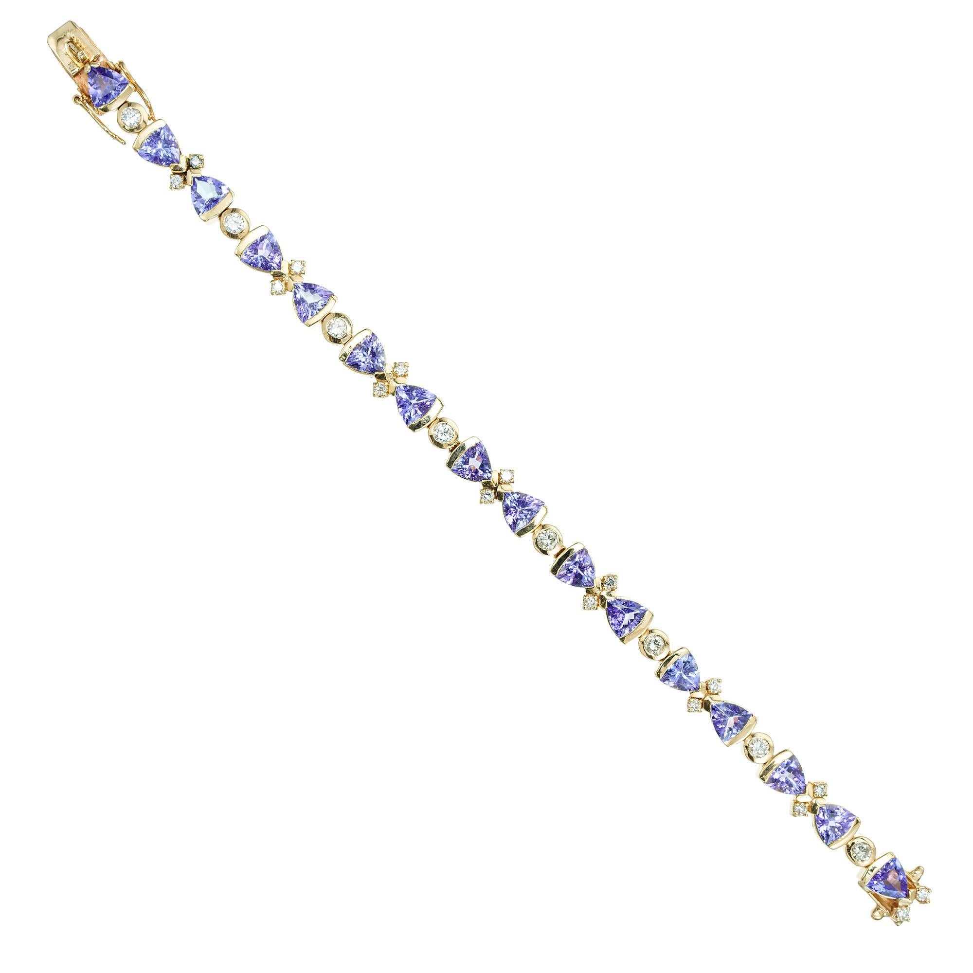 6.60 Carat Blue Triangular Tanzanite Diamond Yellow Gold Bracelet  In Good Condition For Sale In Stamford, CT
