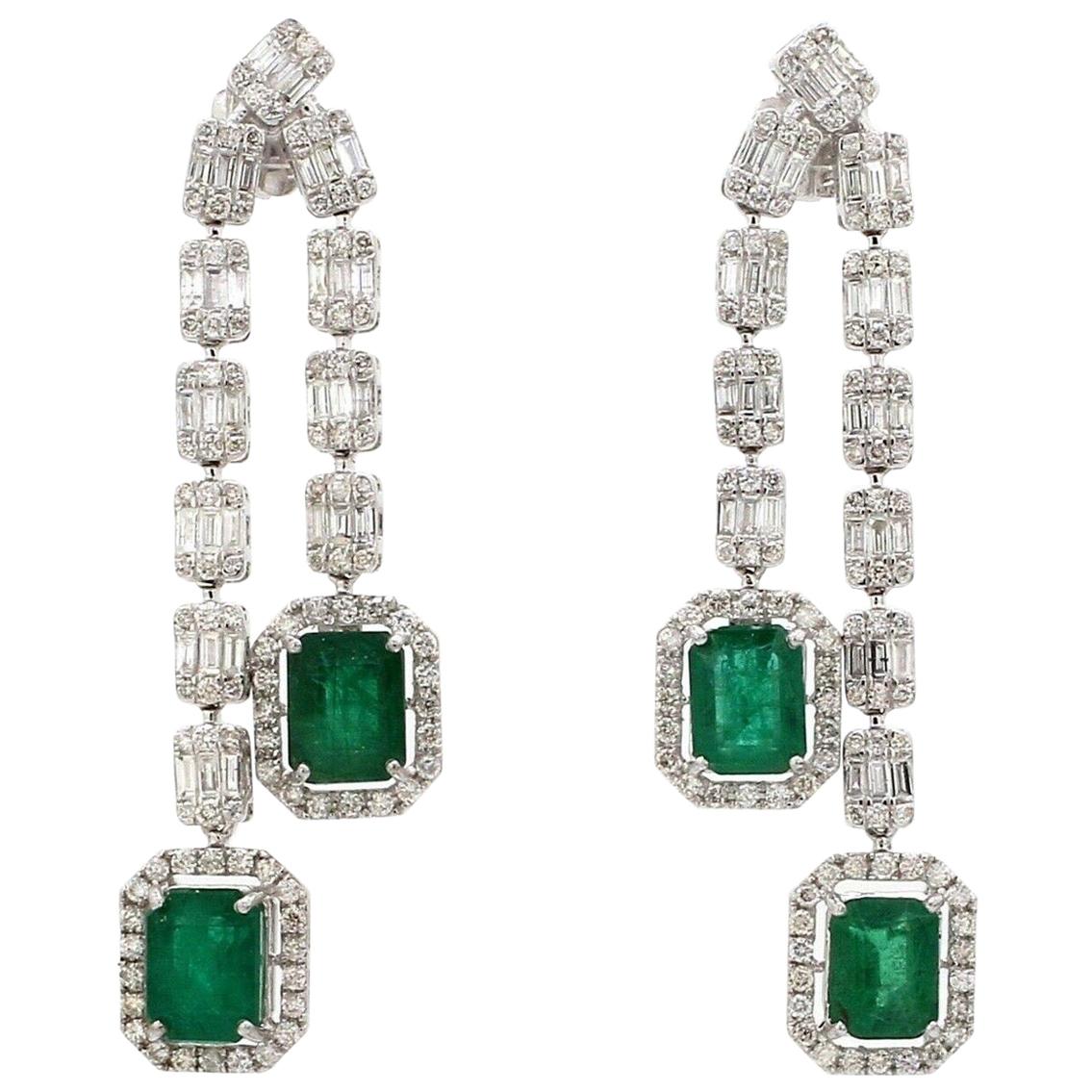 Boucles d'oreilles en or 18 carats avec diamants et émeraudes de 6,60 carats