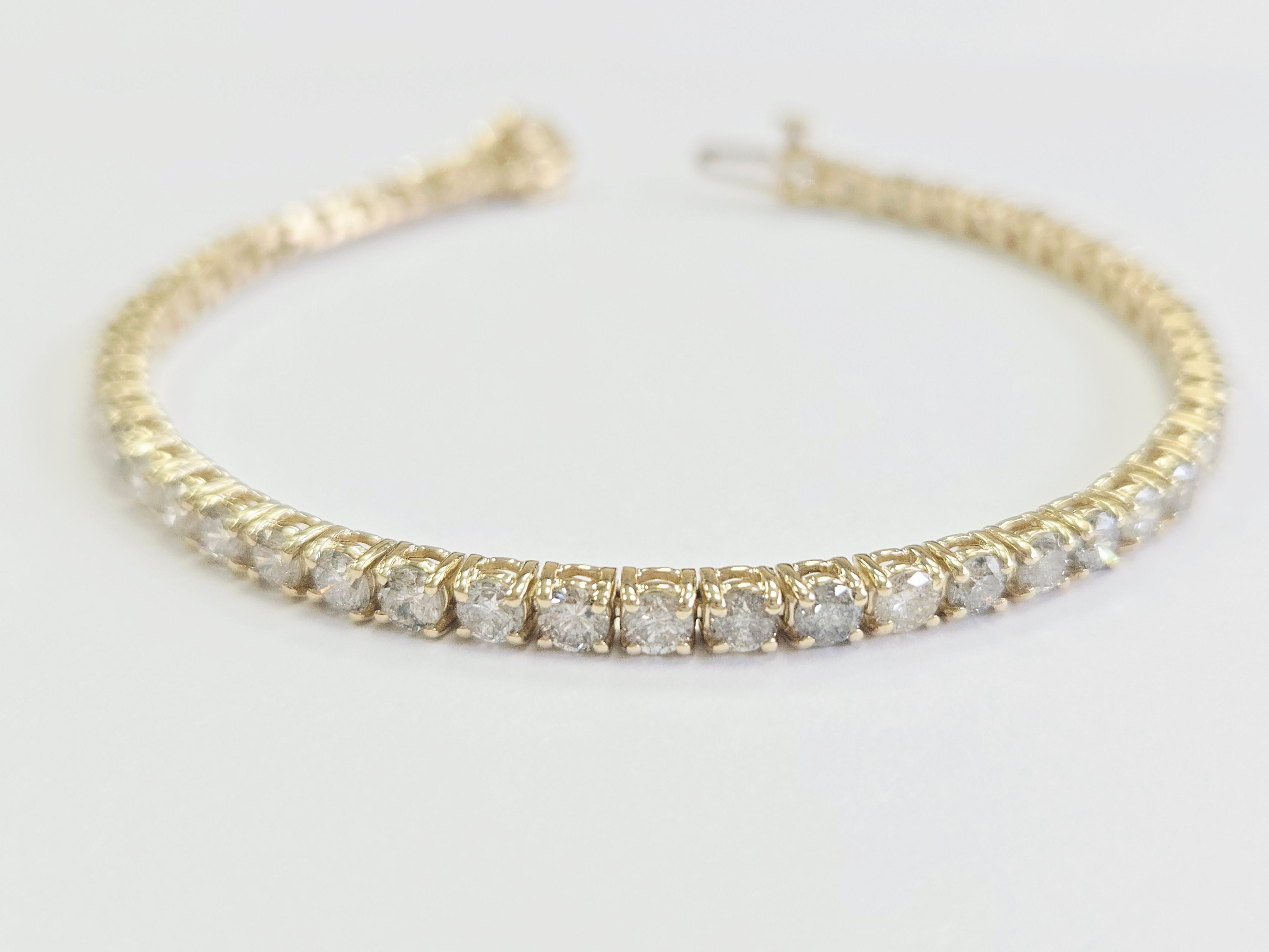 Dieses exquisite Tennisarmband zeichnet sich durch runde weiße Diamanten im Brillantschliff aus, die für ihre außergewöhnliche Brillanz und ihr Funkeln bekannt sind. Die Diamanten sind im klassischen Vier-Zacken-Stil gefasst und sorgfältig