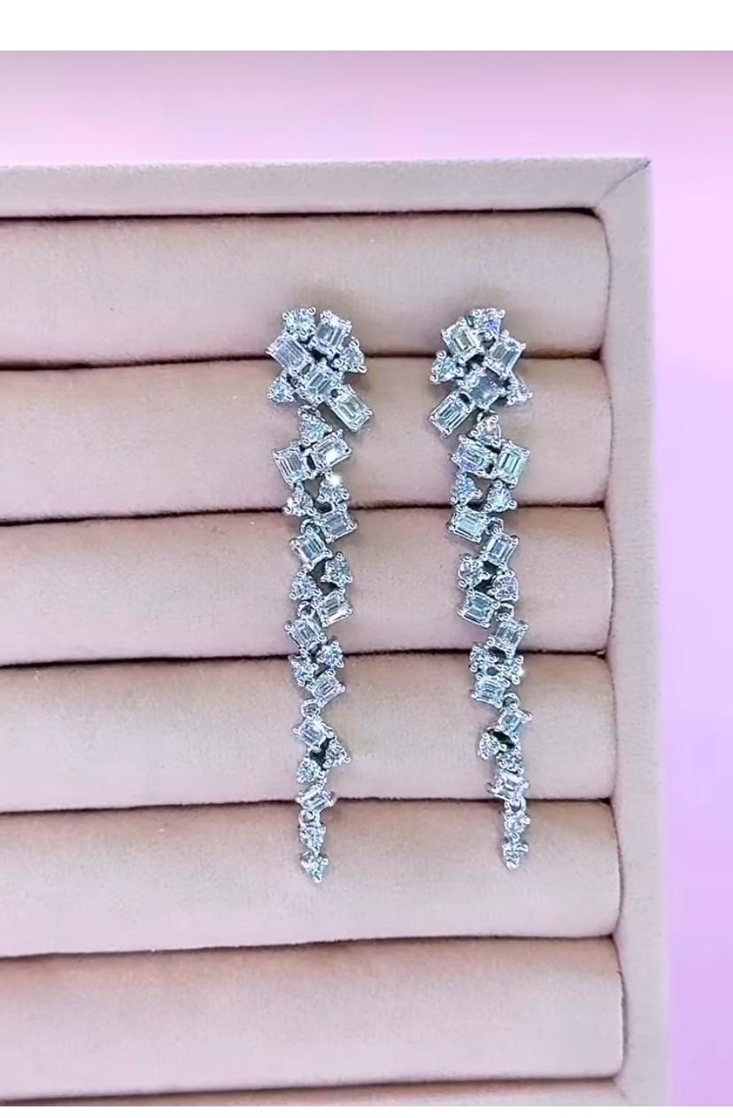 Semplicemente diamanti, semplicemente squisiti e lussuosi. E perfettamente rifinito con una lavorazione delicata e impeccabile.  artigianato.
Questo splendido paio di orecchini è caratterizzato da 6,60 carati di diamanti lucenti, che emanano un