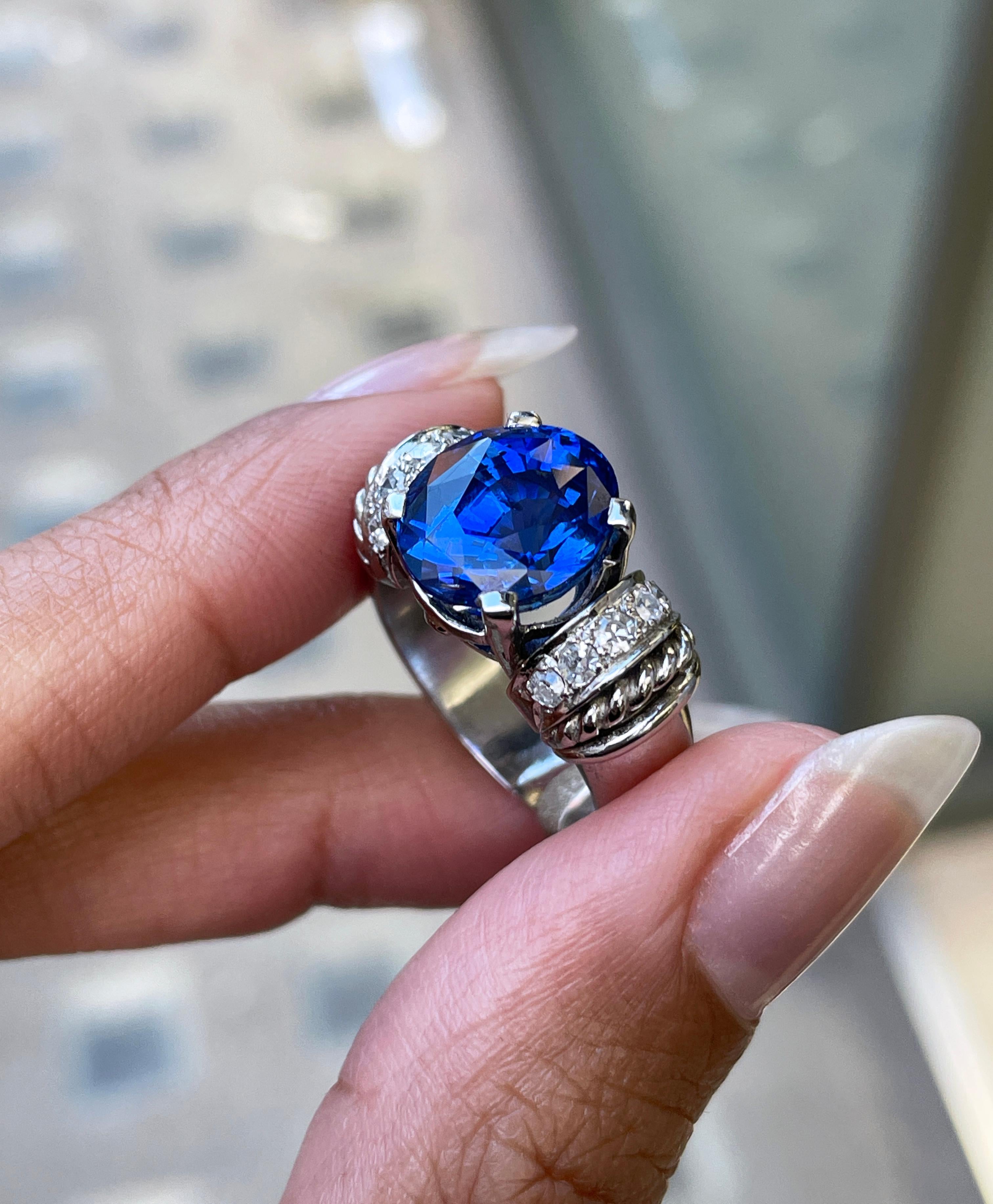 Taille ovale Bague de fiançailles en platine avec saphir bleu ovale de 6,60 carats et diamants en vente