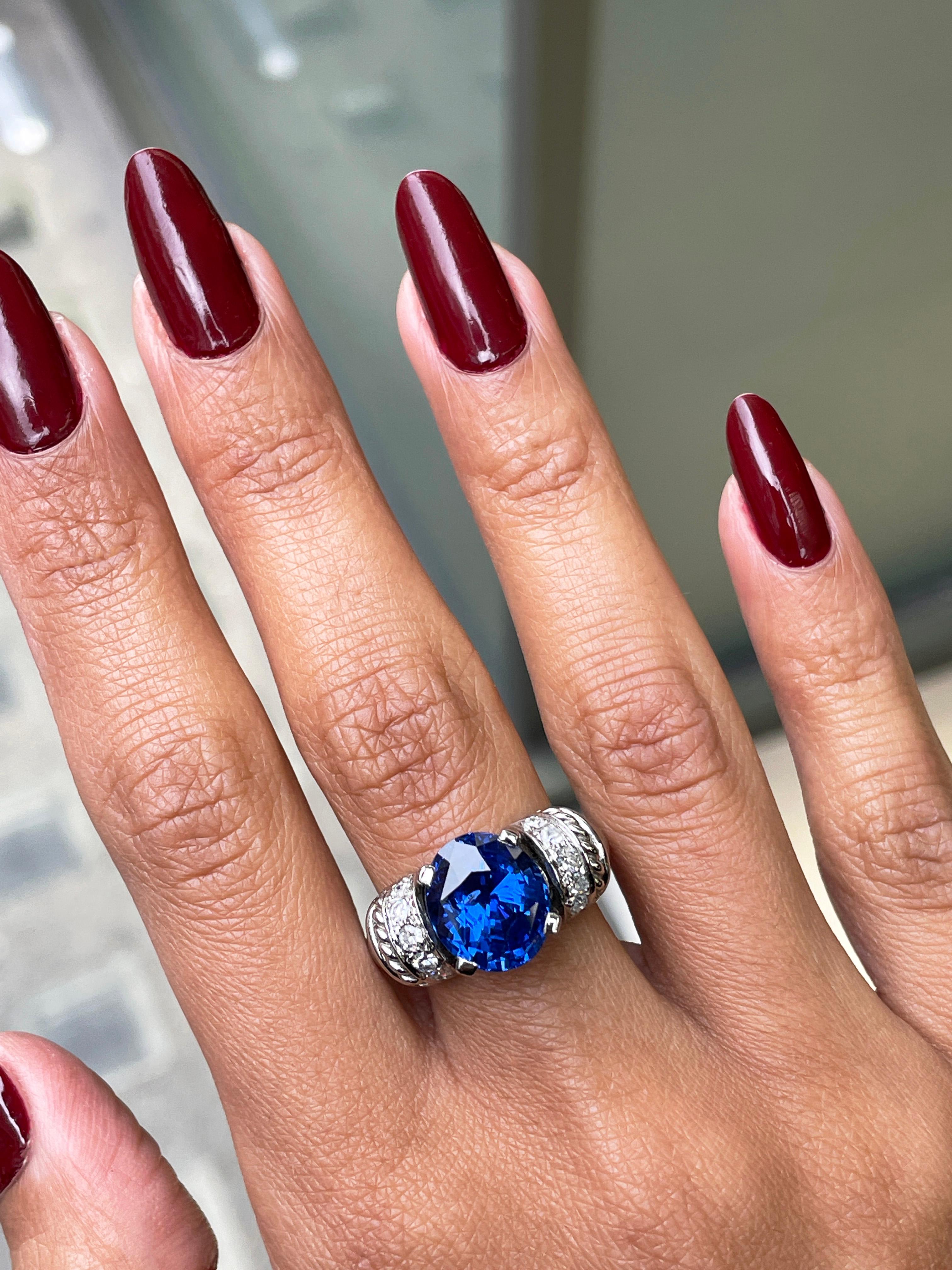 Bague de fiançailles en platine avec saphir bleu ovale de 6,60 carats et diamants Excellent état - En vente à London, GB