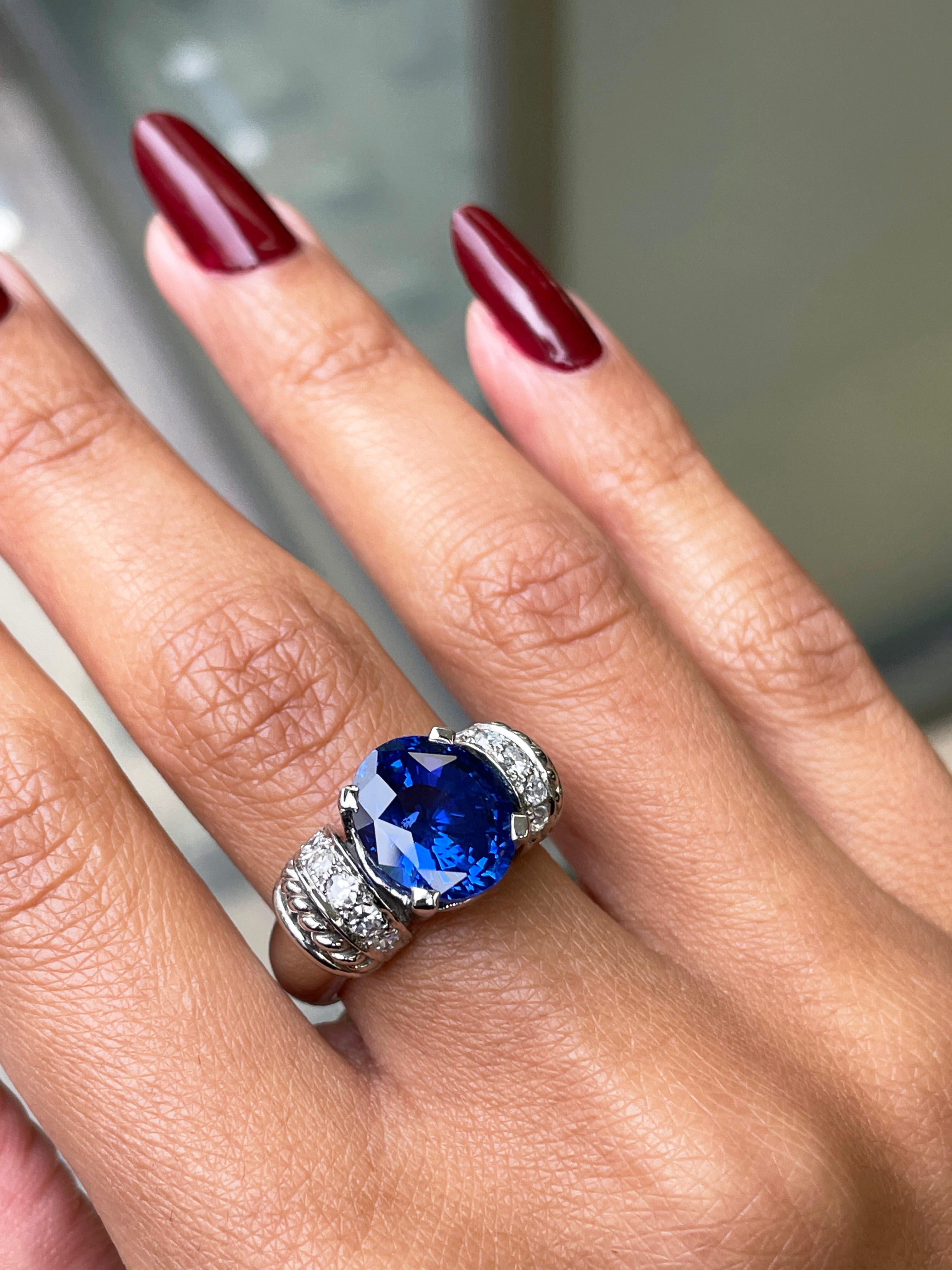 Bague de fiançailles en platine avec saphir bleu ovale de 6,60 carats et diamants Pour femmes en vente