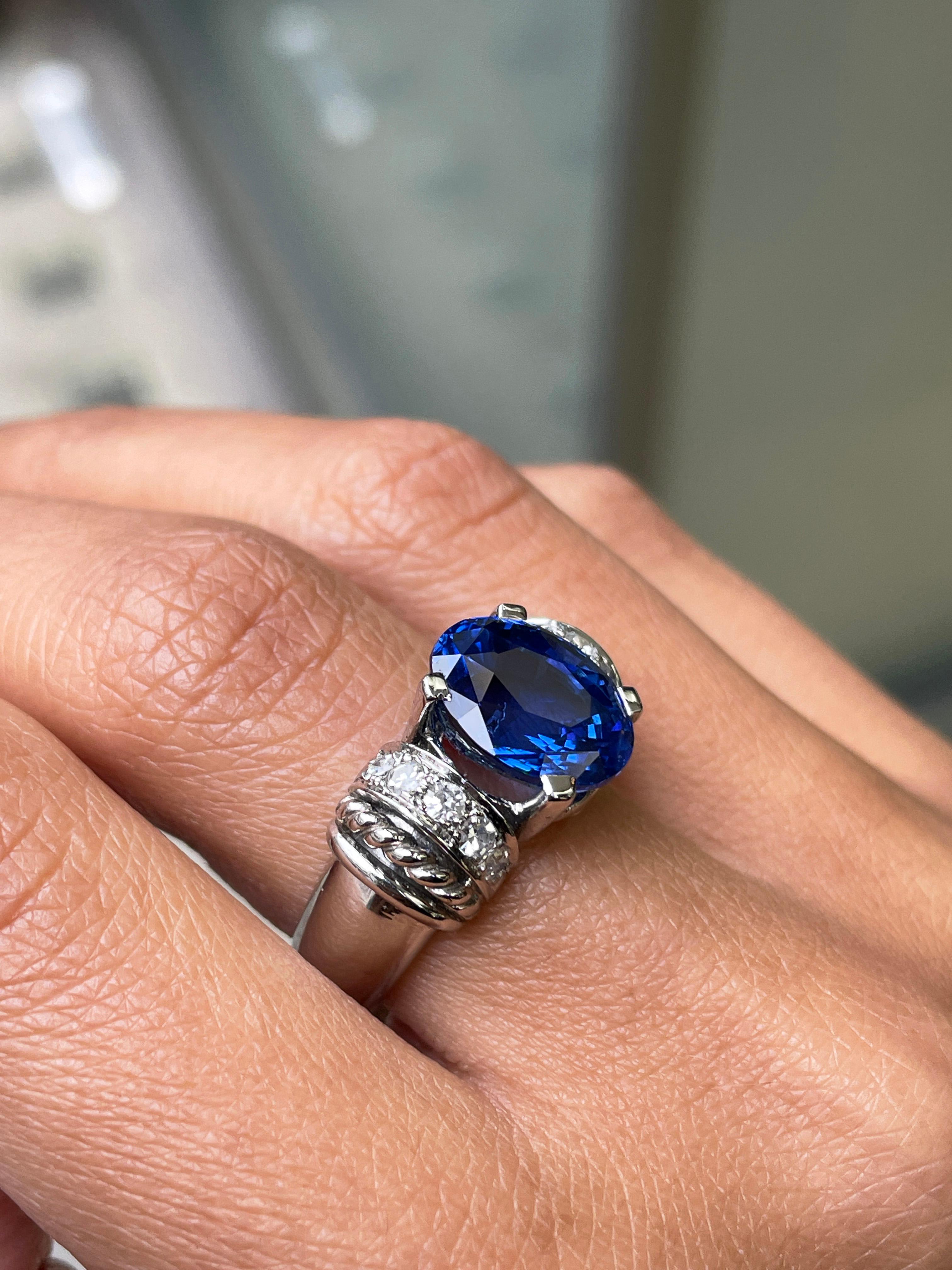 Bague de fiançailles en platine avec saphir bleu ovale de 6,60 carats et diamants en vente 1