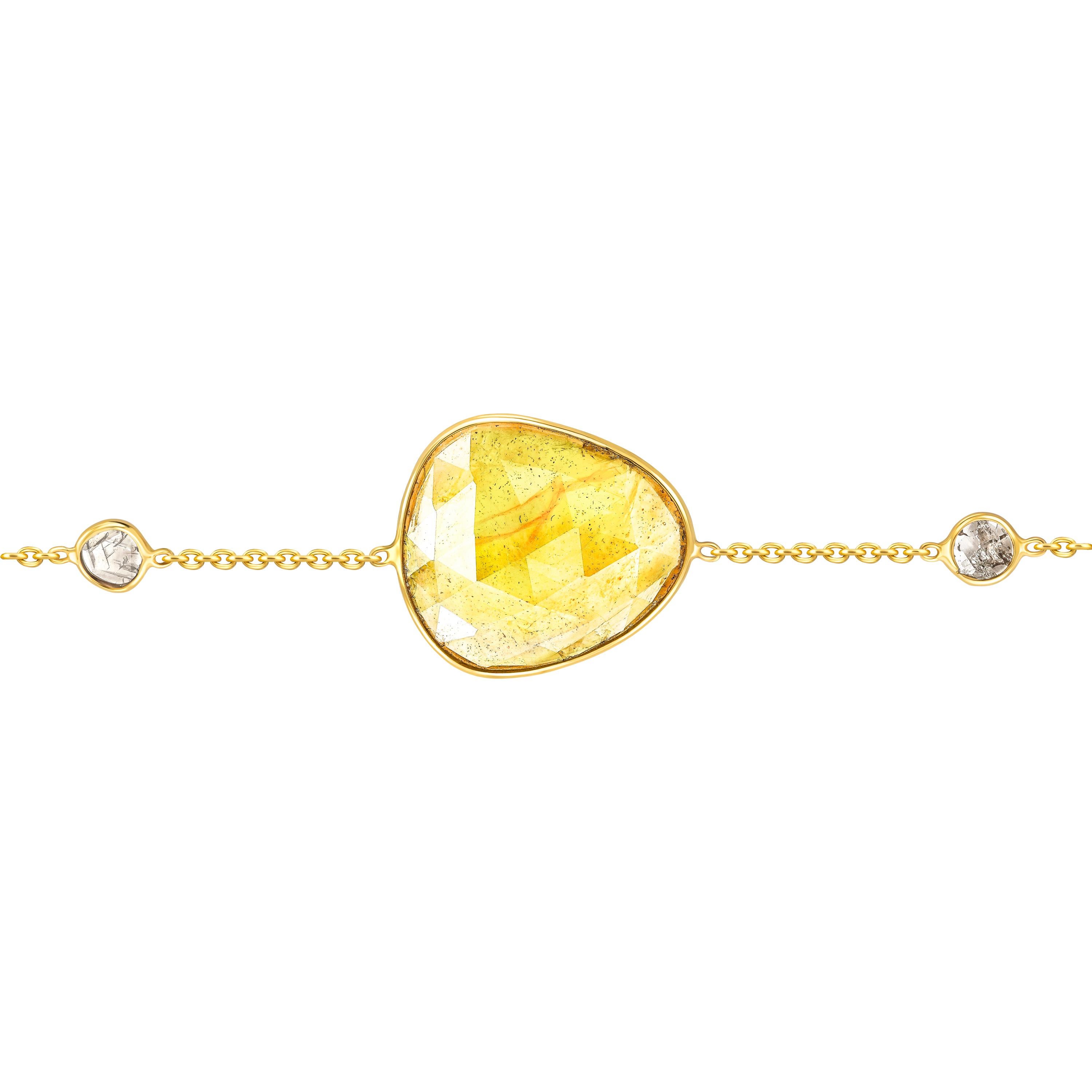 Adorna il tuo polso con questo bellissimo bracciale con zaffiro giallo taglio rosa da 6,50 carati e due fette di diamante da 0,10 carati in oro giallo 18 carati. Ogni pezzo è realizzato a mano con una pietra preziosa dalla forma unica al centro e ai