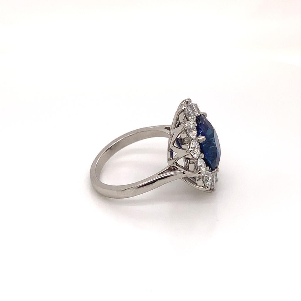 6.10 Carat Round Brilliant Sapphire and Diamond Cluster Ring in Platinum In New Condition In London, GB