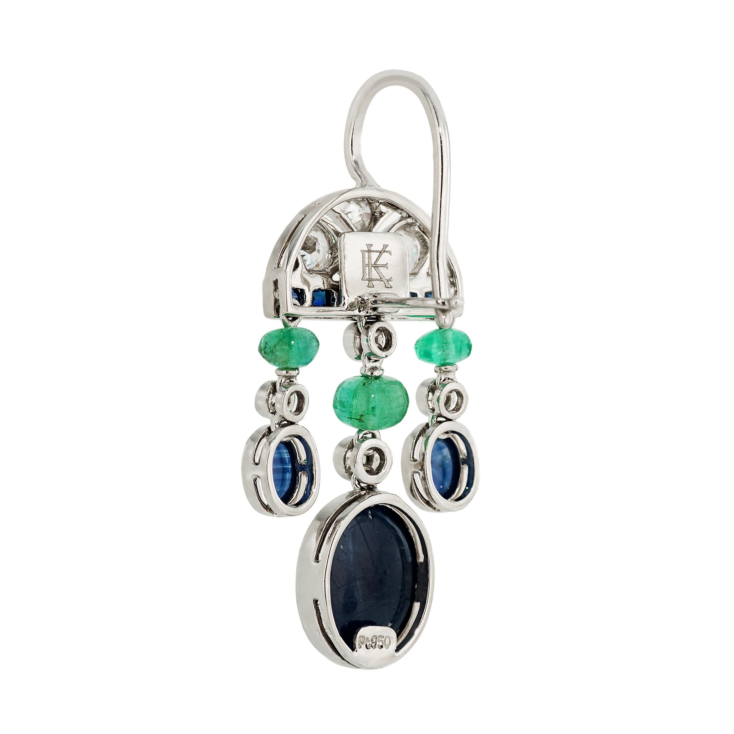 Taille ovale Boucles d'oreilles de style Art déco en platine avec saphirs, émeraudes et diamants de 6,60 carats en vente