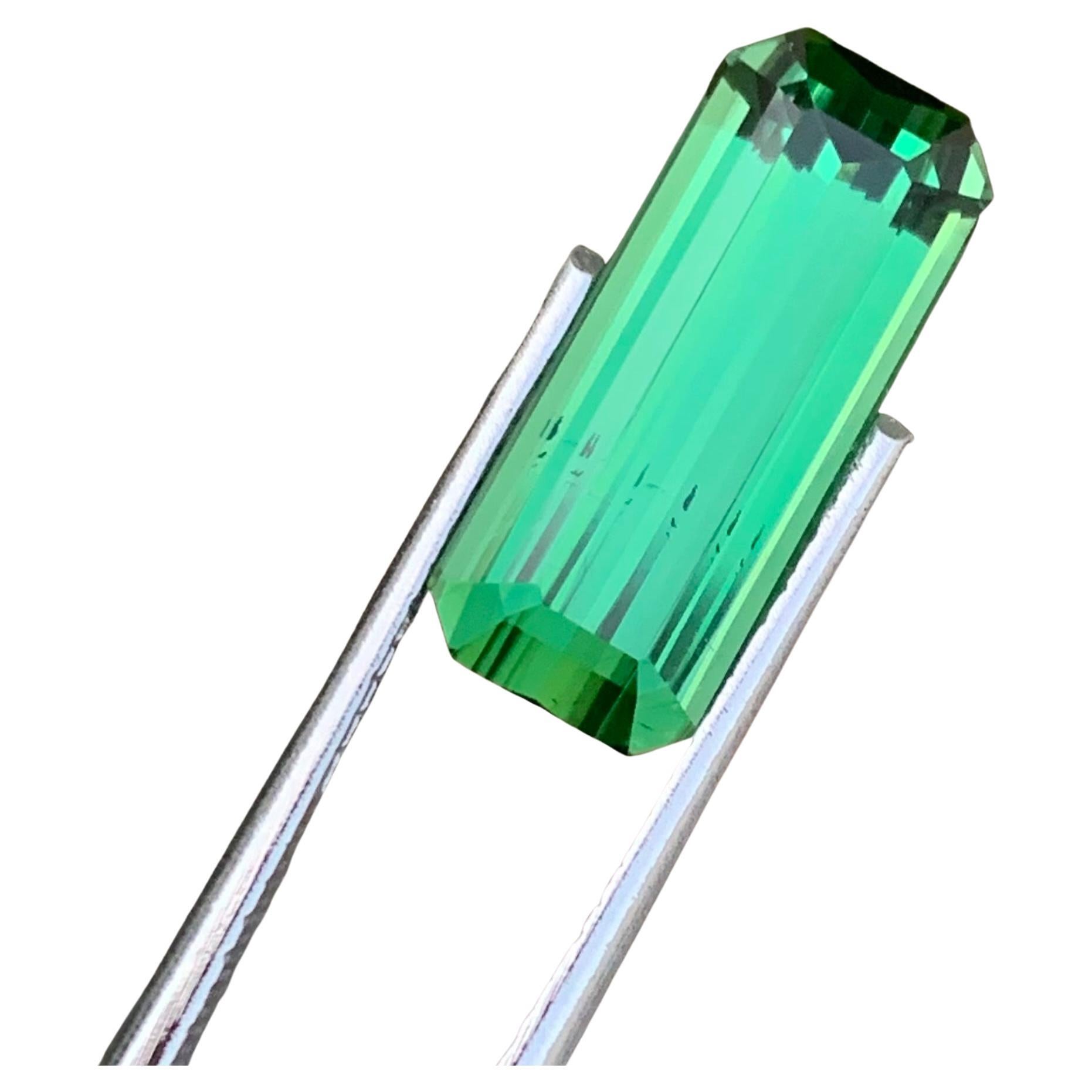 La mine afghane de tourmaline vert vif Verde Vivace de 6,60 carats à breloque lumineuse en vente