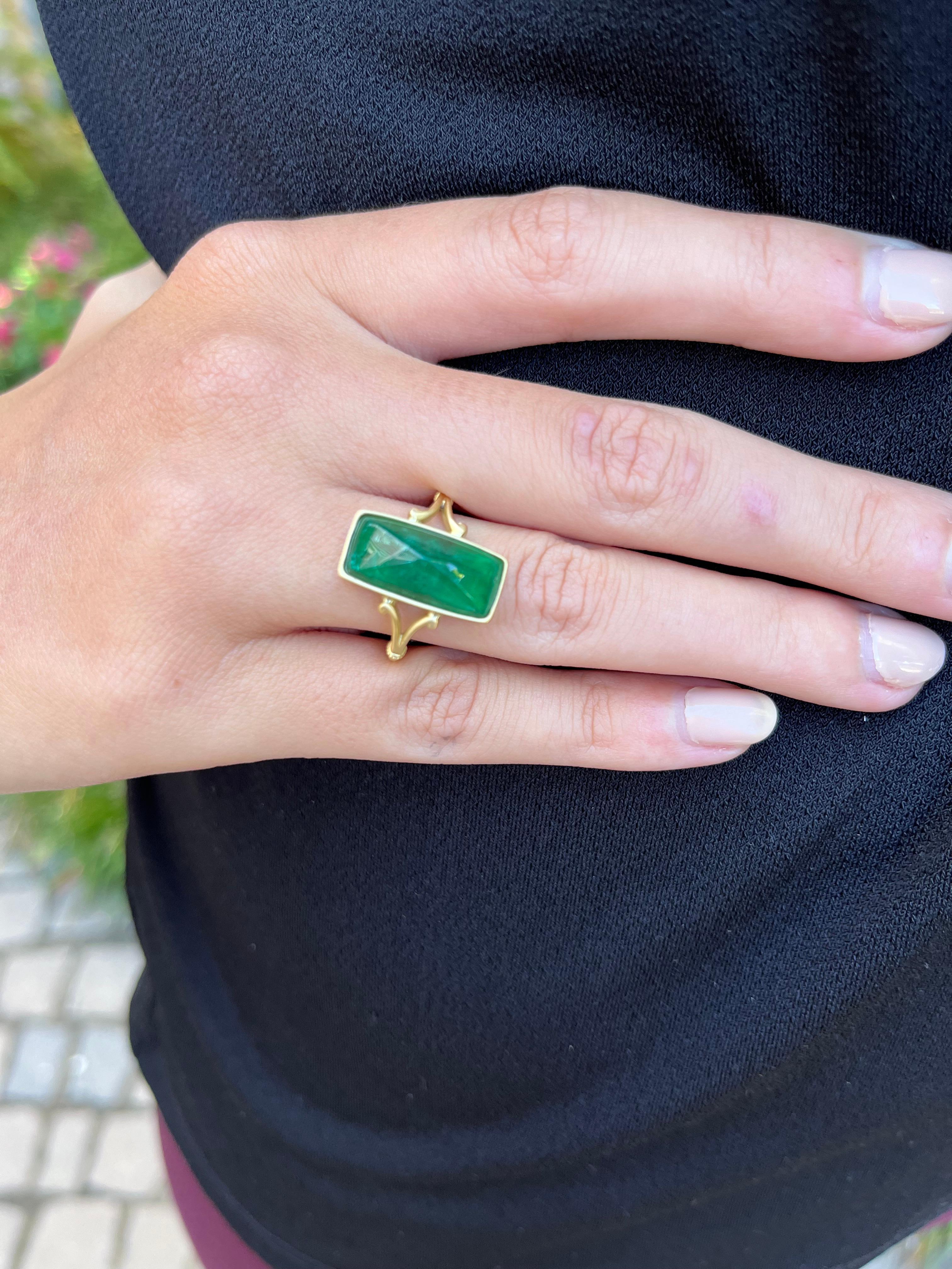 6.60 Carats Emerald Sugarloaf Cut Ring in 18 Karat Yellow Gold In New Condition For Sale In Charleston, SC