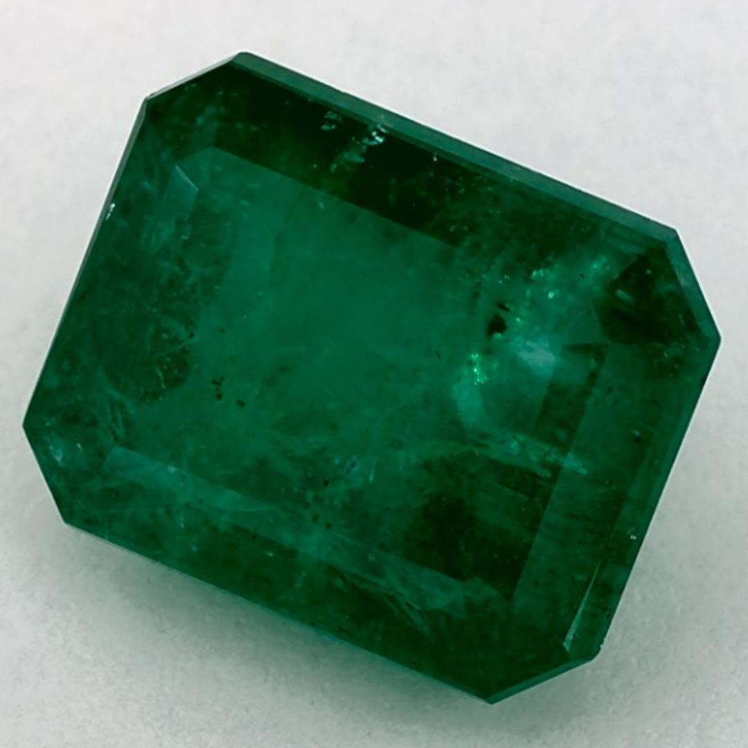 D'un vert éclatant, la pierre de naissance du mois de mai symbolise le renouveau de la croissance printanière. 

Explorez la vibrante collection d'émeraudes, de rubis et de saphirs de notre magasin, disponibles sous forme de pierres précieuses en