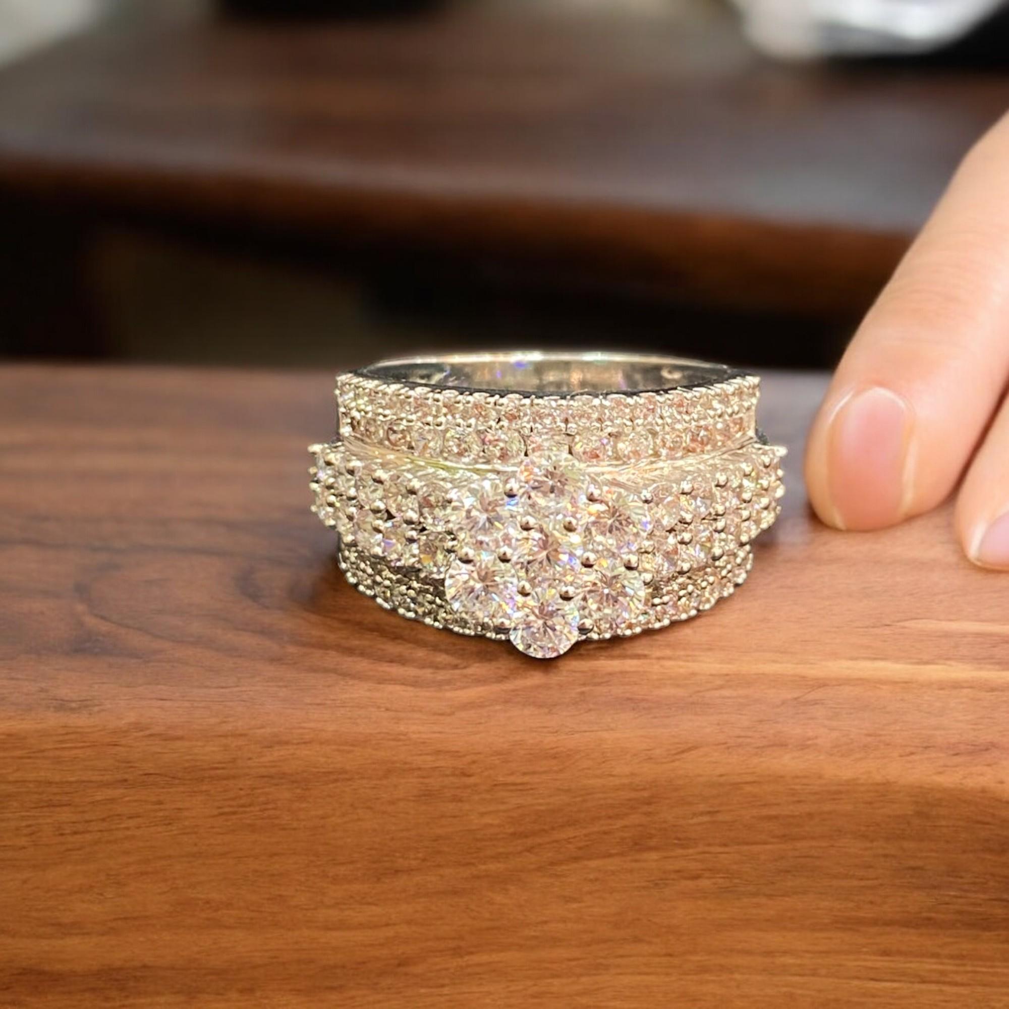 Questo anello è davvero speciale e garantisce un sorriso da un milione di dollari. Con 6,60 carati di diamanti naturali rotondi in uno splendido design a più file, questa fede in oro 14K emana regalità ed eleganza!

Specifiche:
Colore del diamante: