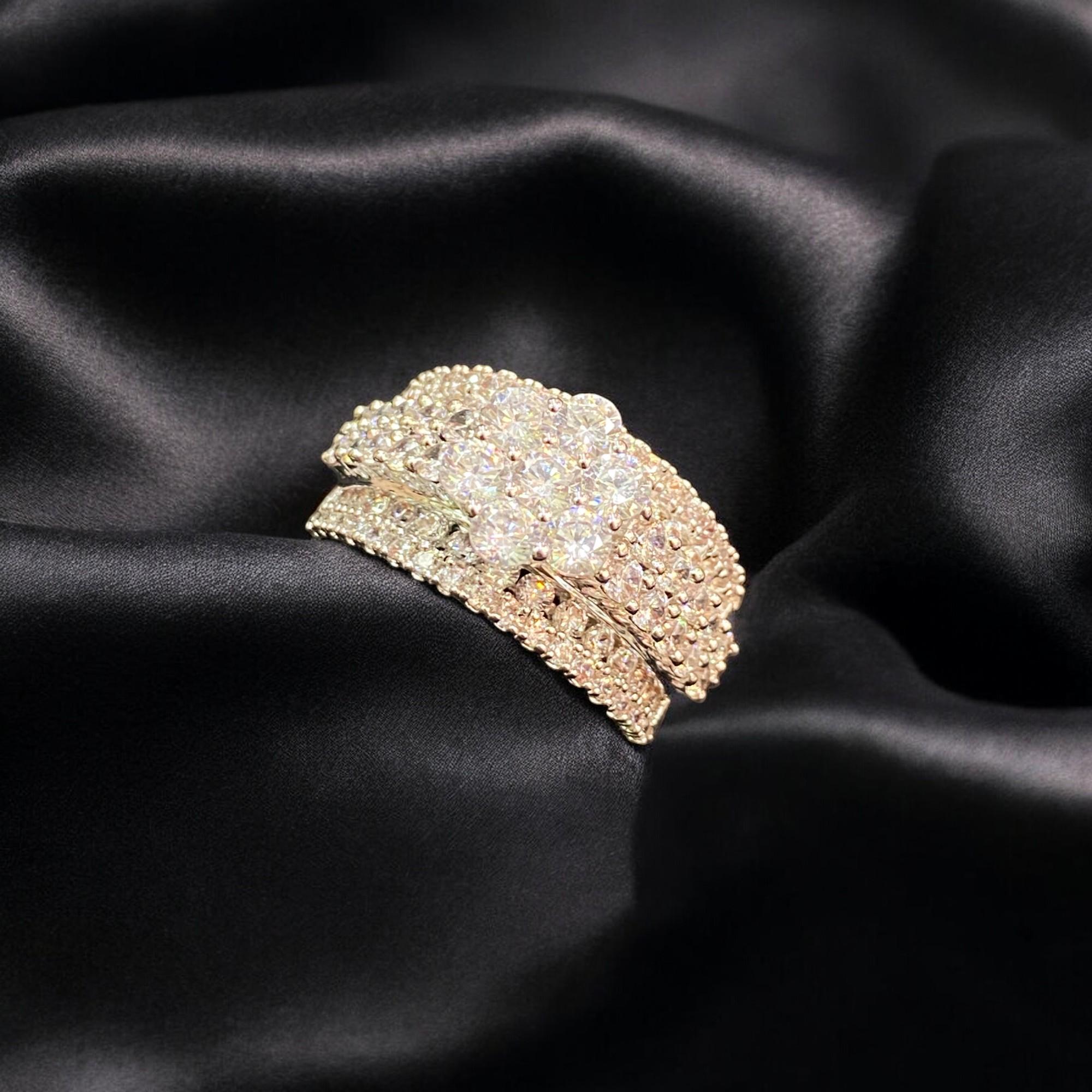 Contemporaneo 6,60 carati F/VS Diamanti rotondi taglio Brilliante Anello Nuziale a più file in oro bianco 14K in vendita