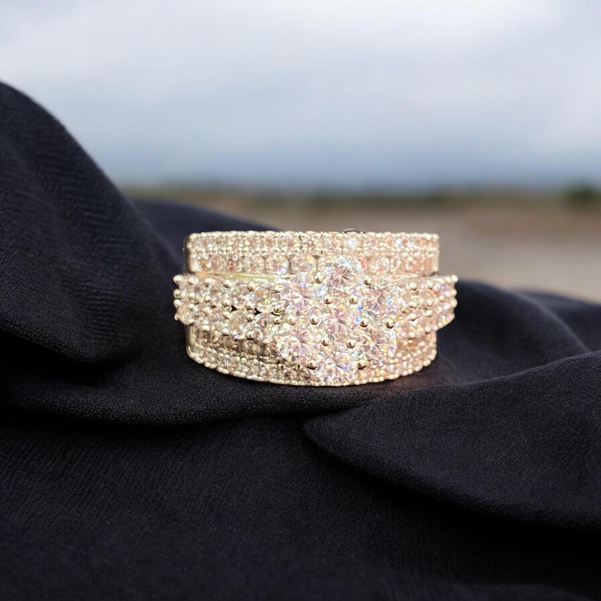Taglio rotondo 6,60 carati F/VS Diamanti rotondi taglio Brilliante Anello Nuziale a più file in oro bianco 14K in vendita