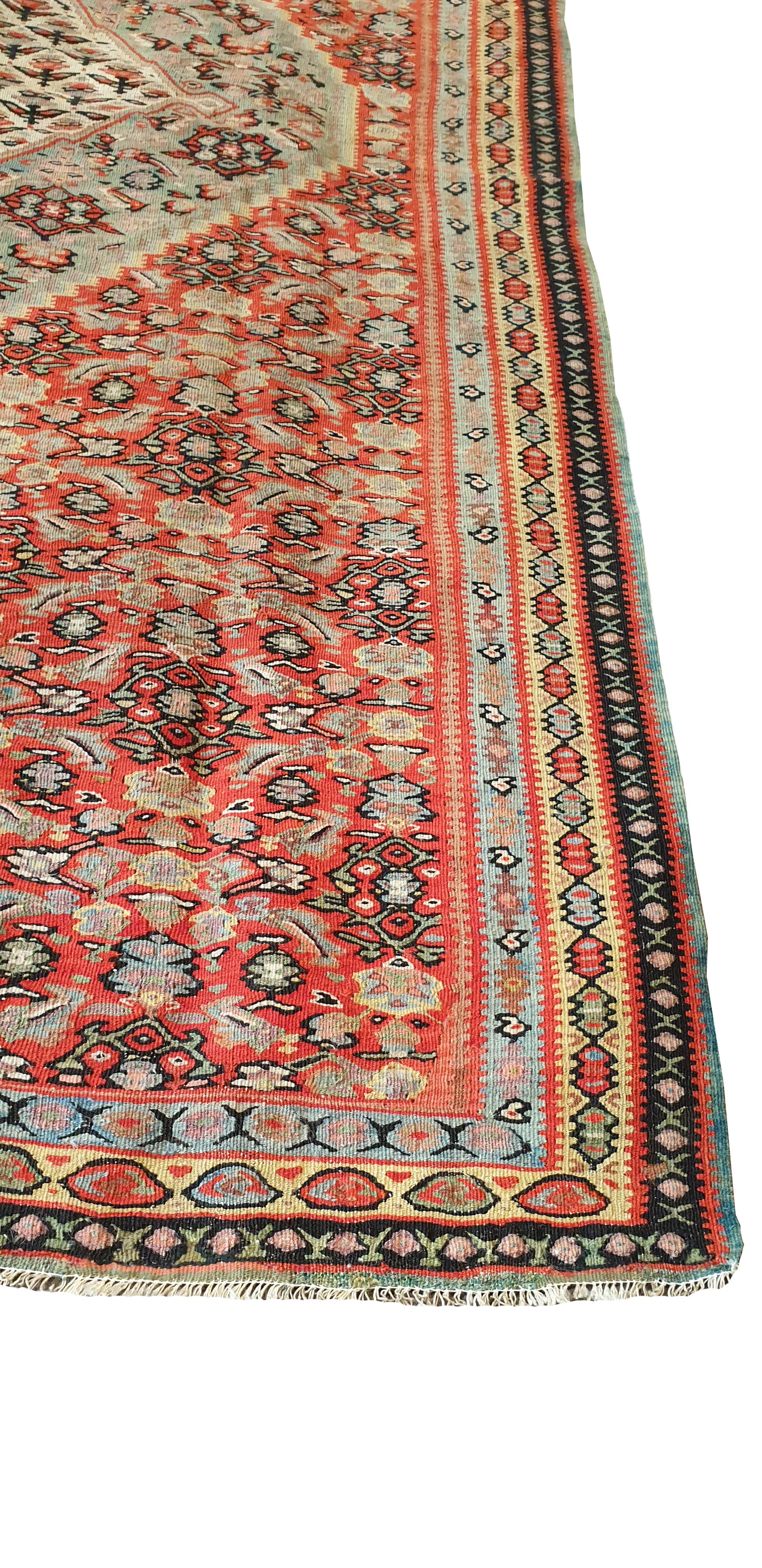 Tissé à la main 661 - Kilim Senneh du 19ème siècle avec de beaux motifs en vente