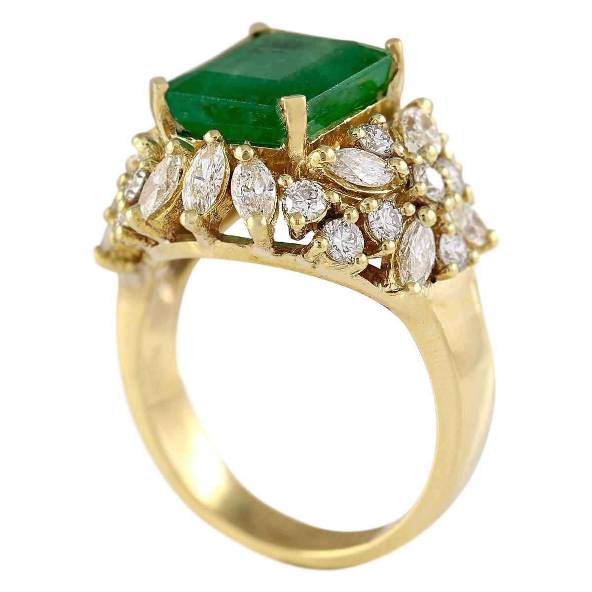 Modern Glamorous Emerald & Diamond Ring: 14K Yellow Gold Statement For Sale