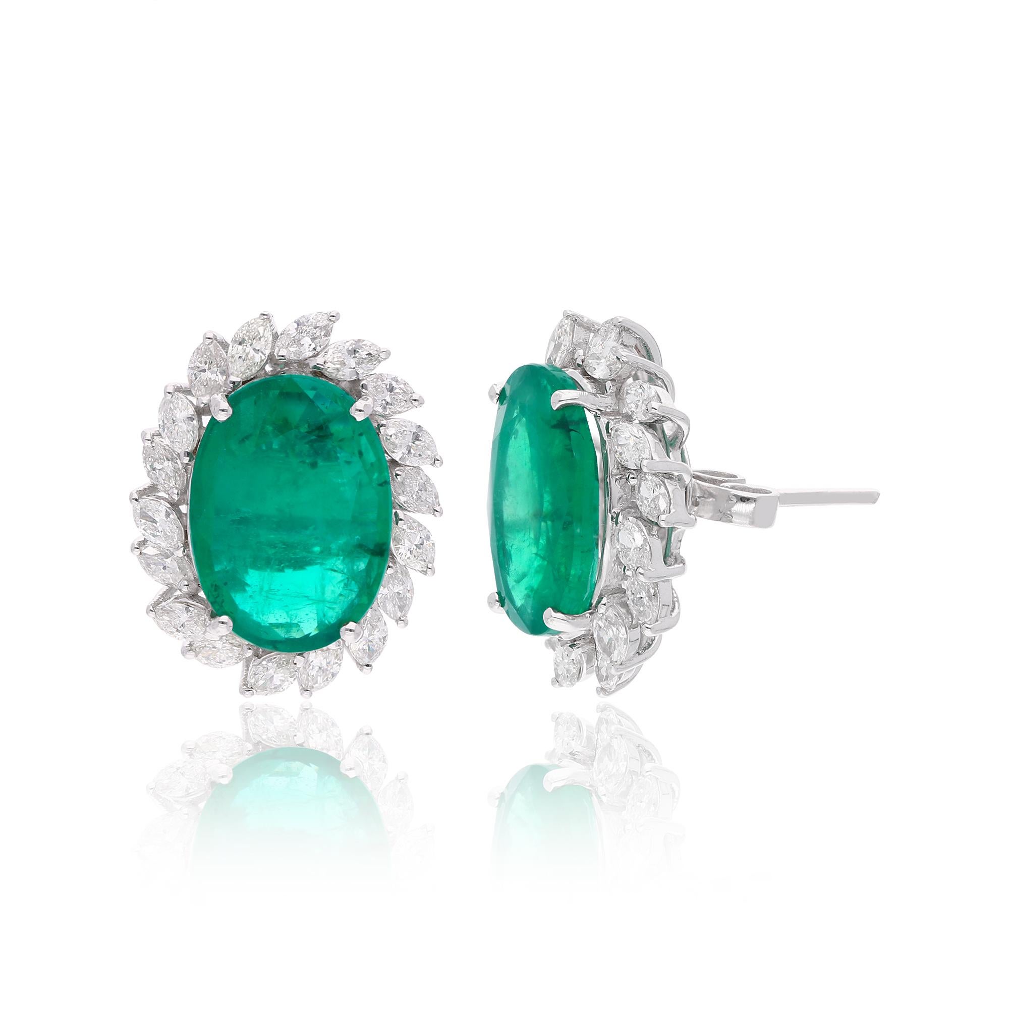 Art Déco Orecchini a perno con diamante aureolato e smeraldo ovale dello Zambia da 6,61 carati in oro bianco 18 carati in vendita
