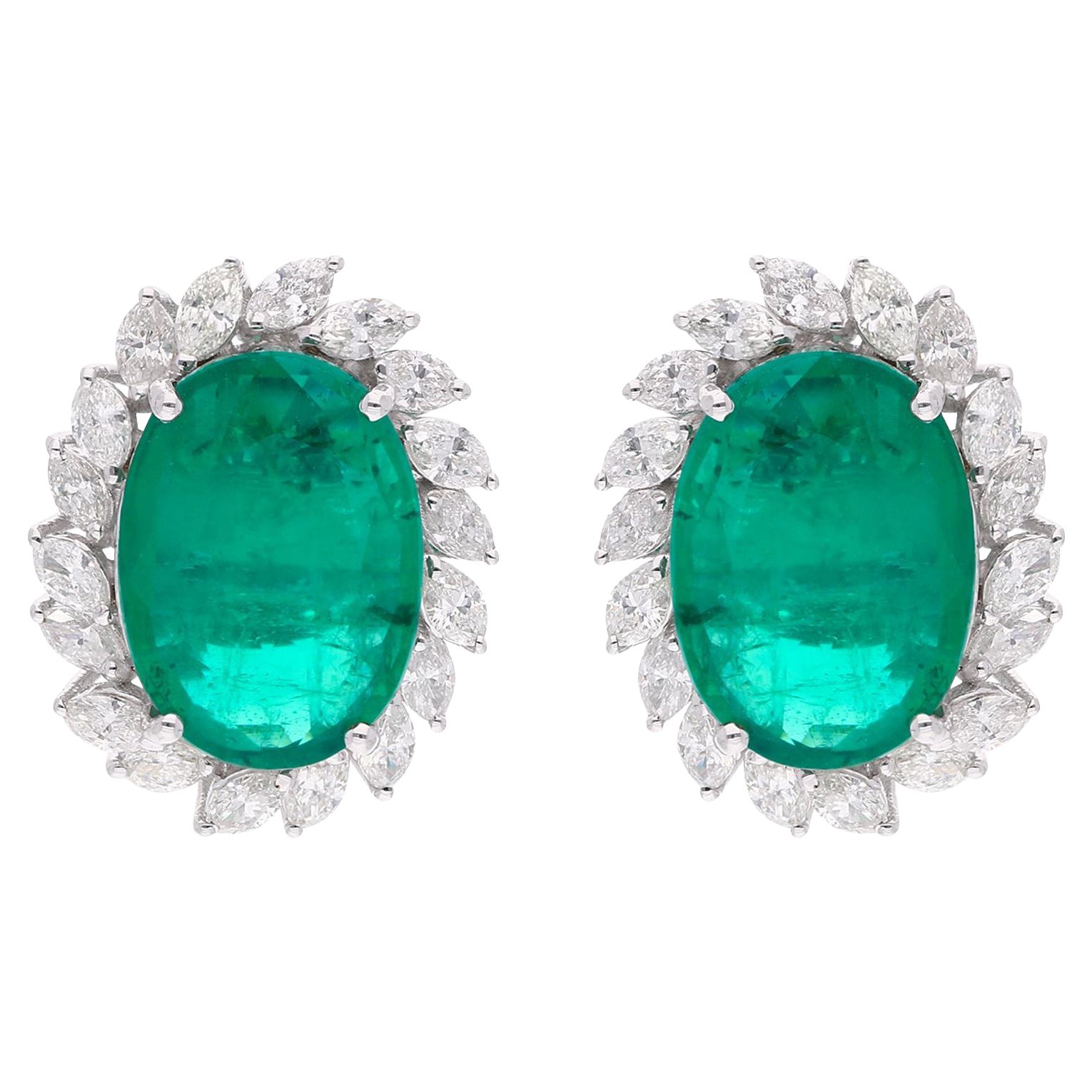 Orecchini a perno con diamante aureolato e smeraldo ovale dello Zambia da 6,61 carati in oro bianco 18 carati
