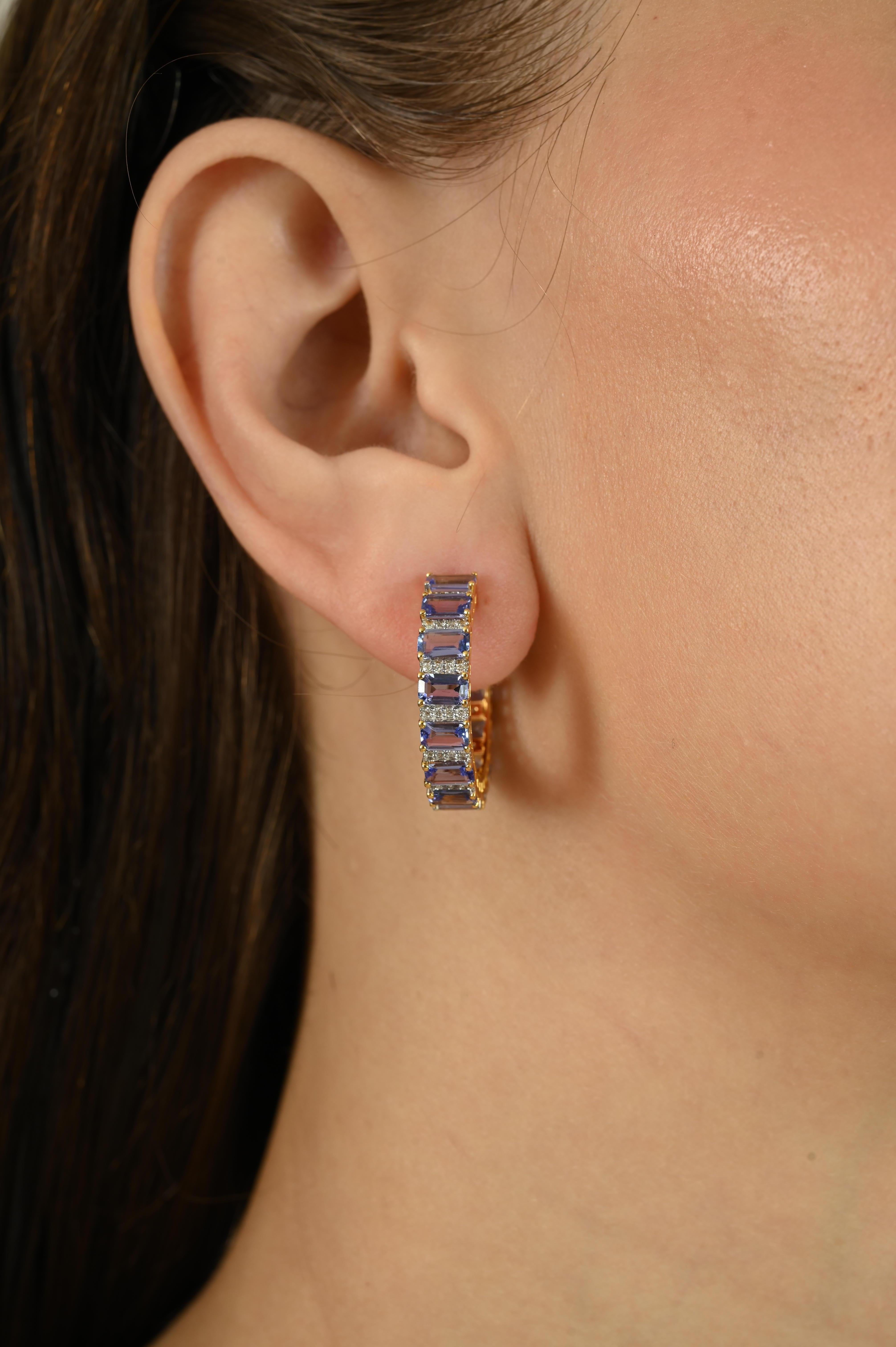 Questi orecchini a cerchio sono caratterizzati da 6,61 carati di tanzanite con taglio ottagonale e da 0,39 carati di diamanti rotondi con taglio a brillante. Le pietre sono incastonate in oro giallo 14k e creano un audace disegno geometrico.