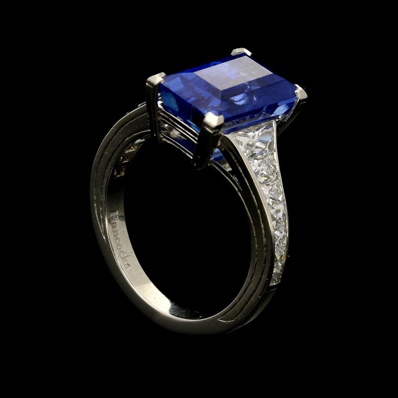 blue sapphire and diamond shoulder rings