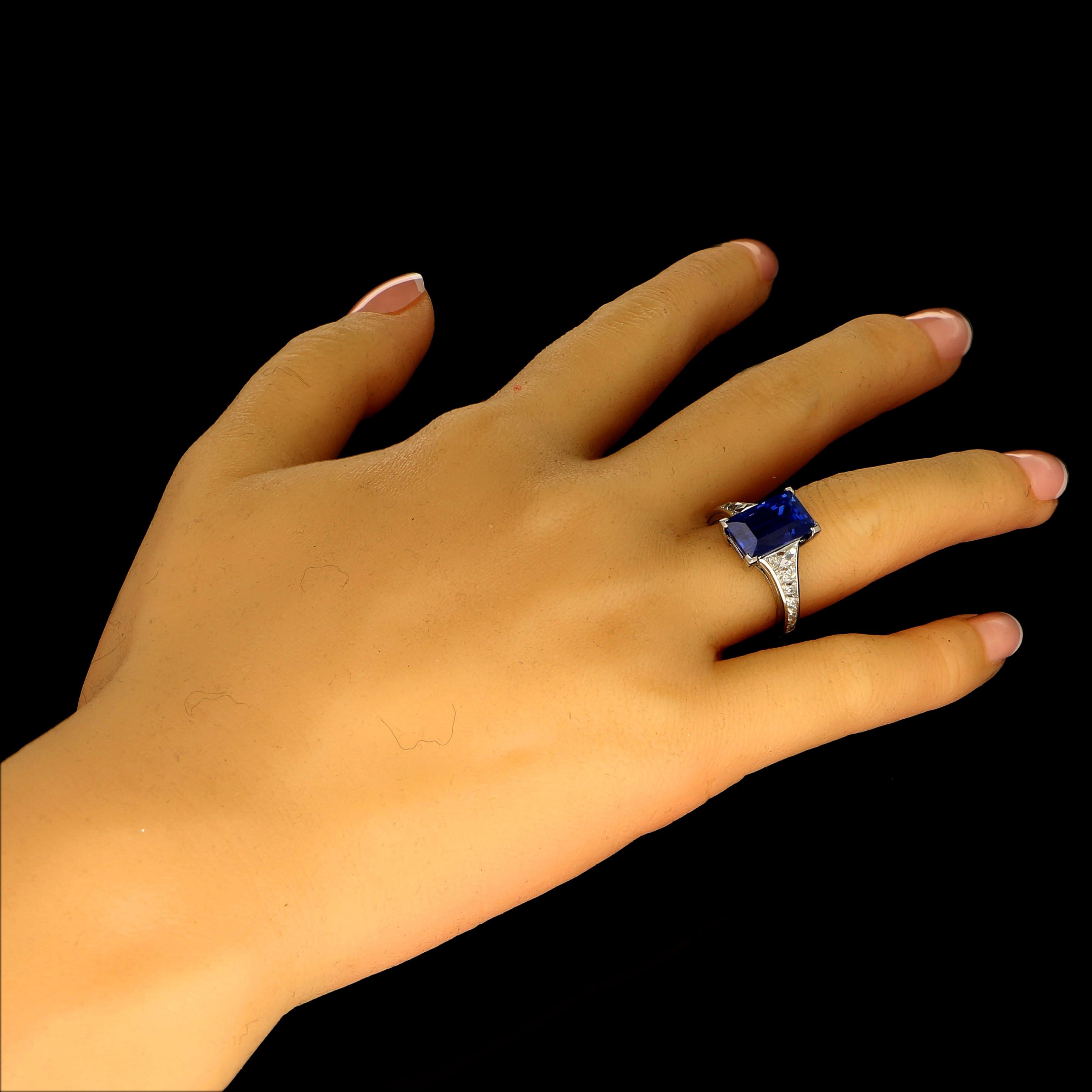 6.61ct Unheated Ceylon Sapphire with French-Cut Diamond Shoulder Platinum Ring In Good Condition In London, GB