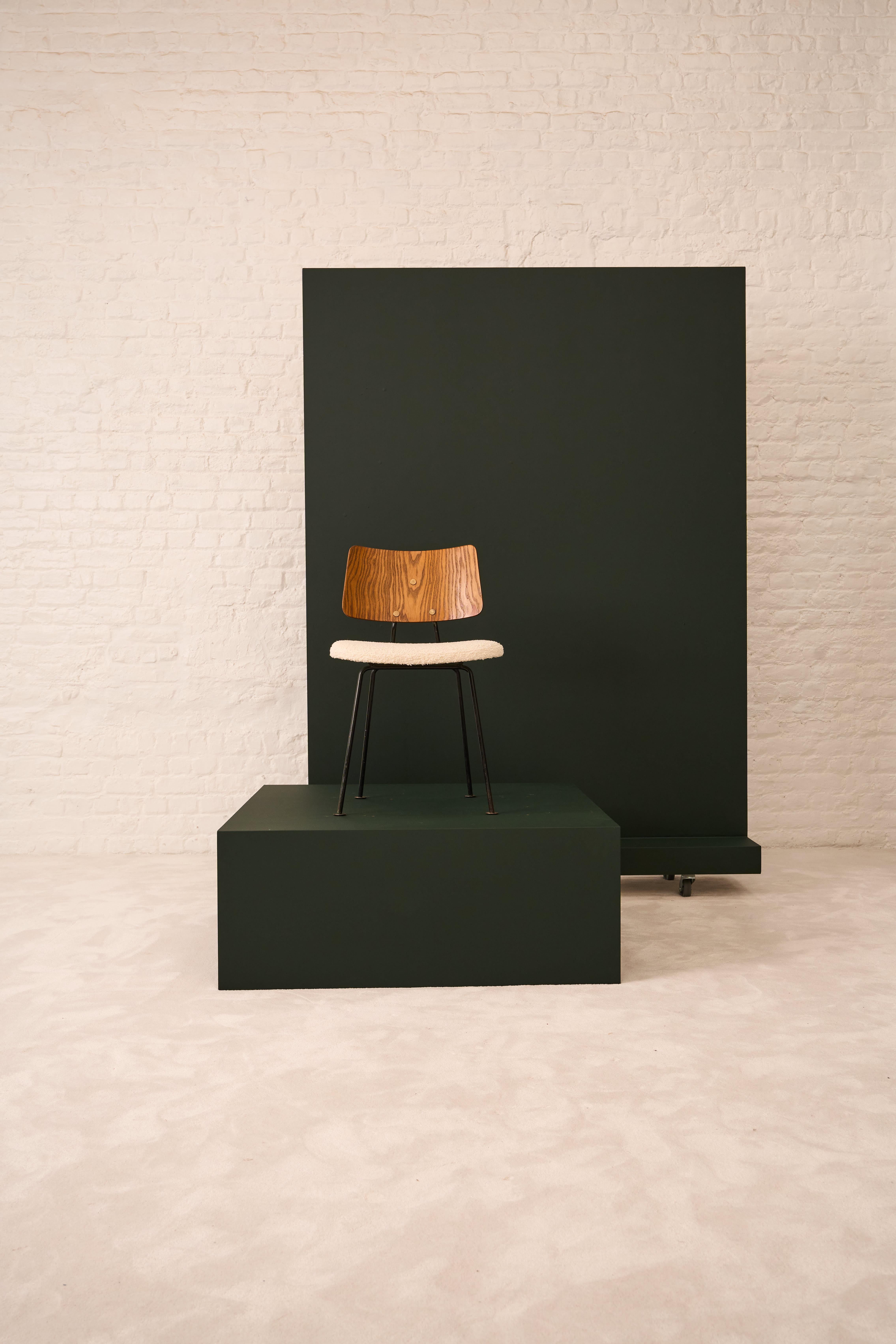 Queste sedie sono state disegnate dalla coppia di designer inglesi Robin e Lucienne Day e curate da Hille per
la Royal Festival Hall nel 1950. Queste sedie fanno parte di una rara serie prodotta appositamente per l'orchestra.
di questa famosa sala
