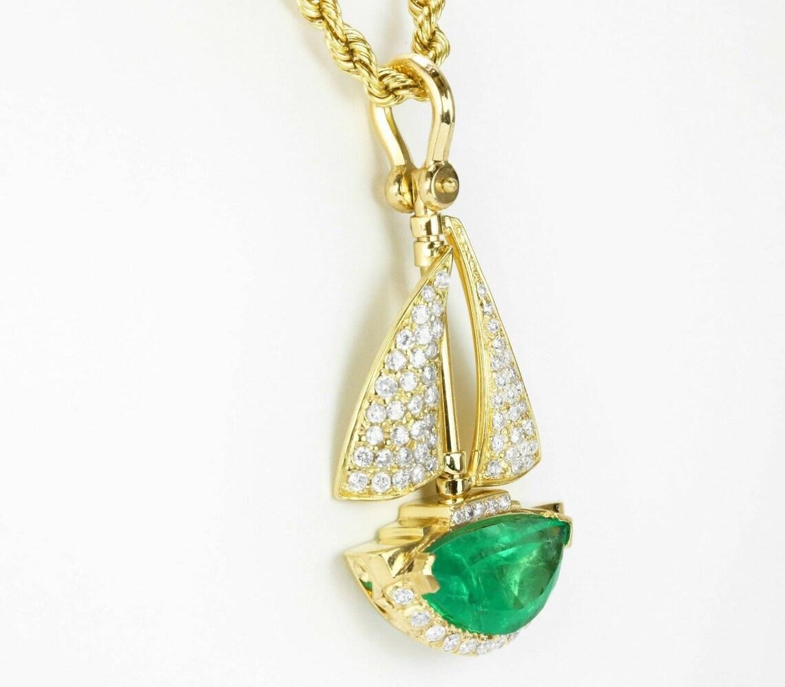 Il s'agit d'un collier exquis, unisexe, entièrement fait à la main et exclusif, composé d'émeraudes colombiennes en forme de voilier. Ce chef-d'œuvre a été réalisé à la perfection par des experts en or jaune massif. Une grand-voile et un foc
