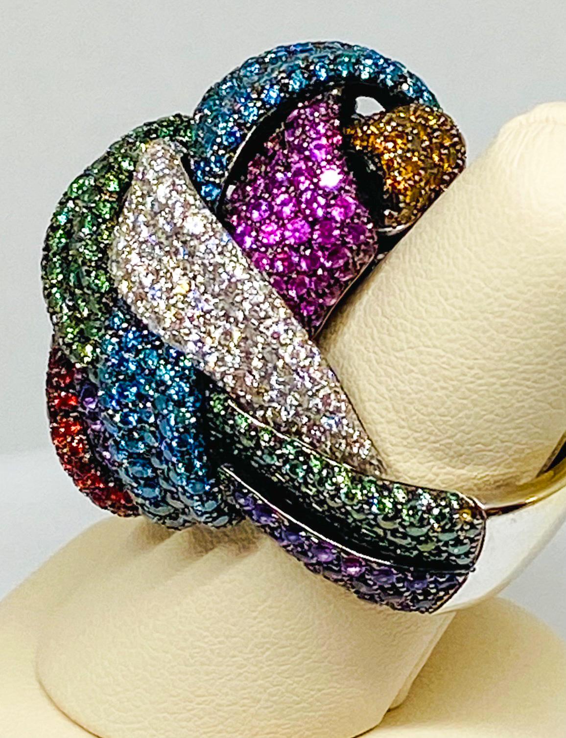 Aufwendig gestalteter, kuppelförmiger Cocktailring mit sich kreuzenden Bändern aus 6,62 Karat gepflasterten farbigen Diamanten und 2,70 Karat gepflasterten farbigen Saphiren auf einem breiten Band aus 18 Kt Weißgold, das dem Ring große Komplexität
