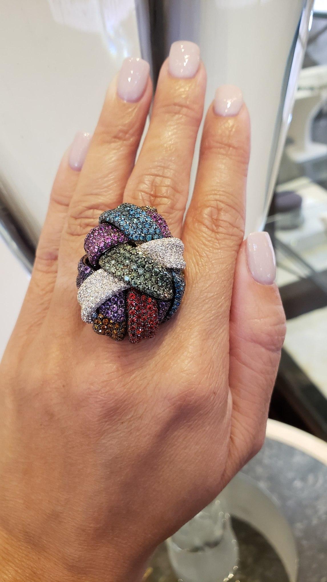 Cocktailring aus 18KT Weißgold mit 6,62 Karat mehrfarbigen Diamanten und Saphiren im Zustand „Neu“ im Angebot in Houston, TX
