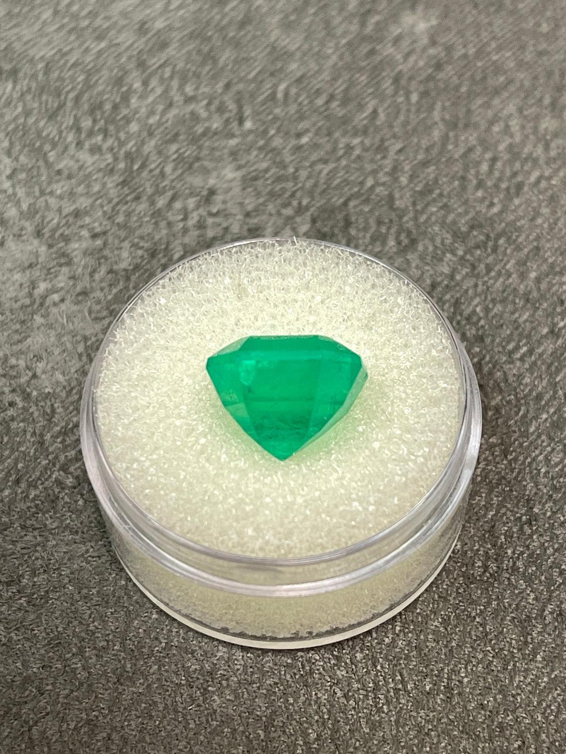 6.62ct Captivating Muzo Green Asscher Cut Colombian Emerald Genuine May In New Condition For Sale In Jupiter, FL
