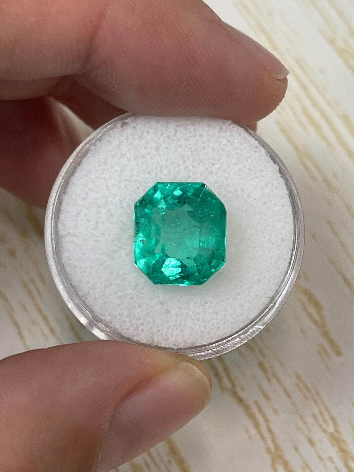 A. Stone: Smeraldo
Peso: 6,63 carati
Forma: Taglio smeraldo
Chiarezza: Trasparente
Lucentezza: Molto buono
Colore: Greene & Greene bluastro
Misure: 11,39 mm x 10,14 mm x 8,47 mm
Origine geografica: Colombia
Trattamento: Naturale, oliatura

Commenti: