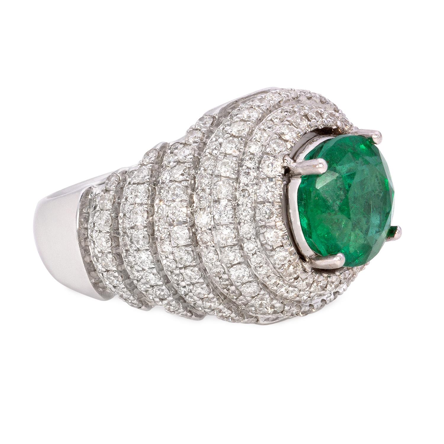 6,63 Karat Smaragd und 1,53 Karat Diamant Cluster Ring in 18K Gold, Größe 6,5 (Rundschliff) im Angebot