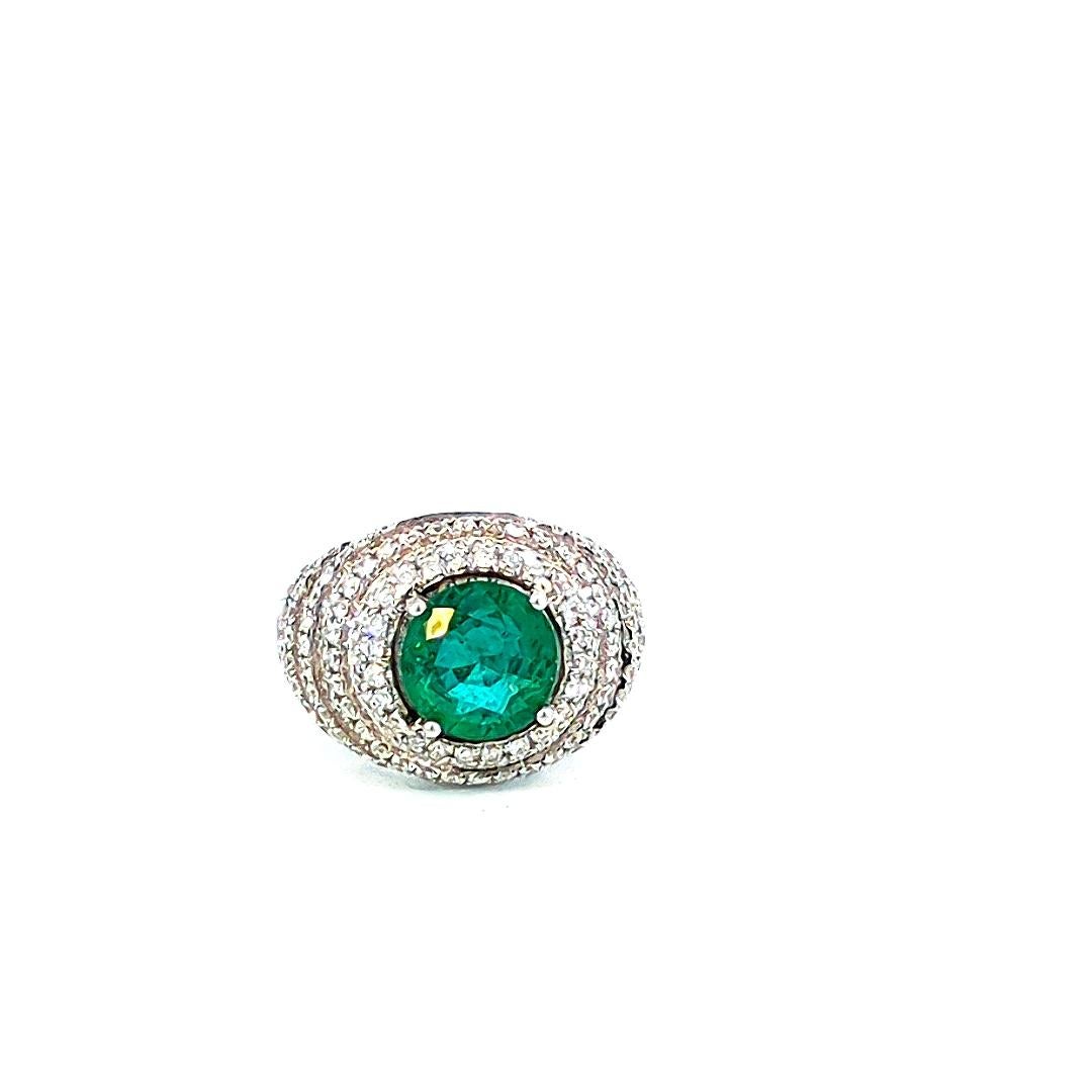 6,63 Karat Smaragd und 1,53 Karat Diamant Cluster Ring in 18K Gold, Größe 6,5 im Zustand „Gut“ im Angebot in New York, NY