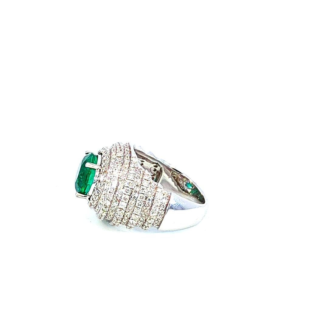 6,63 Karat Smaragd und 1,53 Karat Diamant Cluster Ring in 18K Gold, Größe 6,5 im Angebot 1